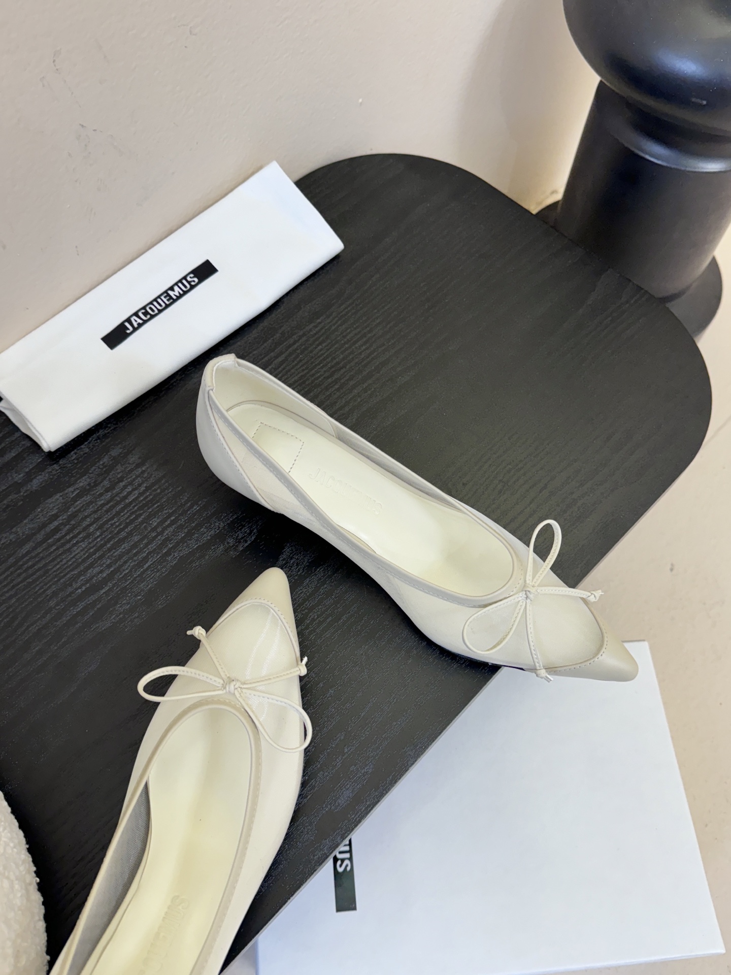 Jacquemu*26ss尖头浅口透气蝴蝶结小高跟酒红款为哑光皮革，质感细腻且自带高级感；米白款是软质皮