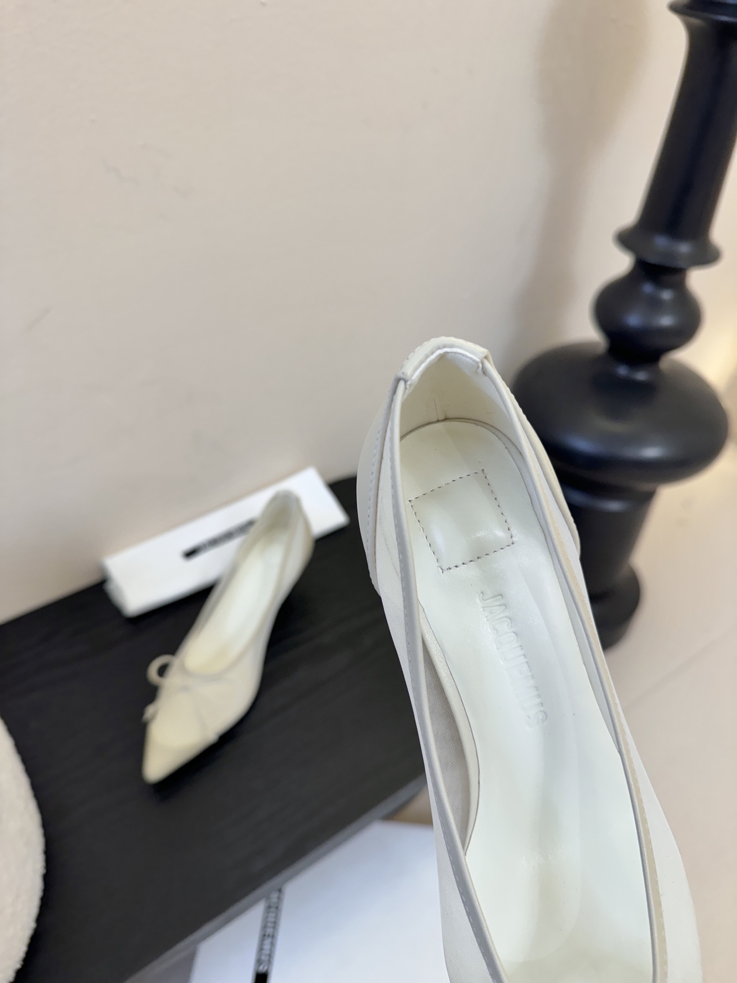 Jacquemu*26ss尖头浅口透气蝴蝶结小高跟酒红款为哑光皮革，质感细腻且自带高级感；米白款是软质皮