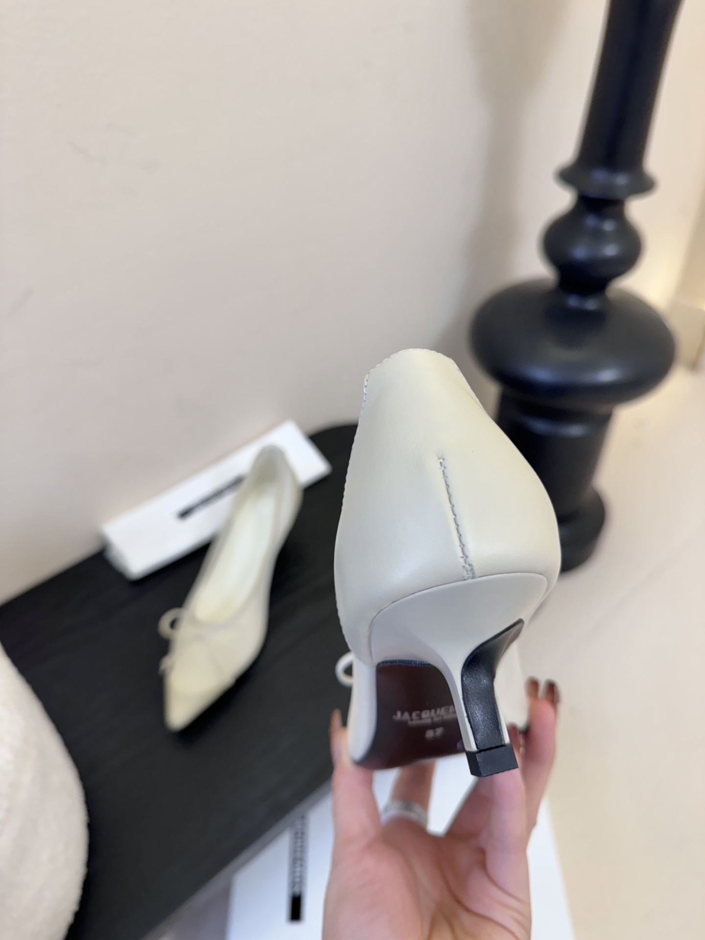 Jacquemu*26ss尖头浅口透气蝴蝶结小高跟酒红款为哑光皮革，质感细腻且自带高级感；米白款是软质皮