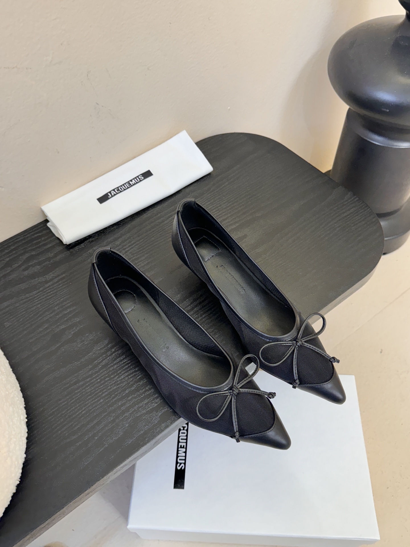 NO:679869,Jacquemu*26ss pointy toe shallow mouth breathable bow small high heels. The burgundy model is made of matte leather, with a delicate texture and a sense of luxury; the off-white model is made of soft leather, with a soft and waxy touch that fits the foot shape; the black model is made of velvet/mesh material with a hazy texture; the thin ribbon of the bow has a strong handmade feel, neat stitching, and the details reflect the brand's craftsmanship.  The three classic colors of burgundy, off-white and black are selected for color matching, which are suitable for French, commuting, light and sophisticated styles; the overall style is a combination of French minimalist style and feminine goddess style, which is suitable for daily casual matching and can also be integrated into exquisite commuting or dating styles. Upper cowhide/mesh Lining sheepskin Outsole Italian leather outsole Increased by 5cm Size 35-41 (40 and 41 sizes are customized and non-returnable)  soles19860909Jacquemu*26ss尖头浅口透气蝴蝶结小高跟 酒红款为哑光皮革,质感细腻且自带高级感；米白款是软质皮质,触感软糯贴合脚型；黑色款采用丝绒/网纱类材质,带有朦胧的肌理感；蝴蝶结的细带手工感强,缝线工整,细节处体现品牌工艺. 配色选择酒红、米白、黑色三款经典色,适配法式、通勤、轻熟等多种风格；整体是法式极简风与柔美女神范的结合,既适合日常休闲搭配,也能融入精致的通勤或约会造型. 鞋面牛皮/网 内里羊皮 大底意大利真皮大底 增高5cm size35-41码（40、41码定制不退换）,单鞋,cowhide,sheepskin,Leather soles,Women's Shoes