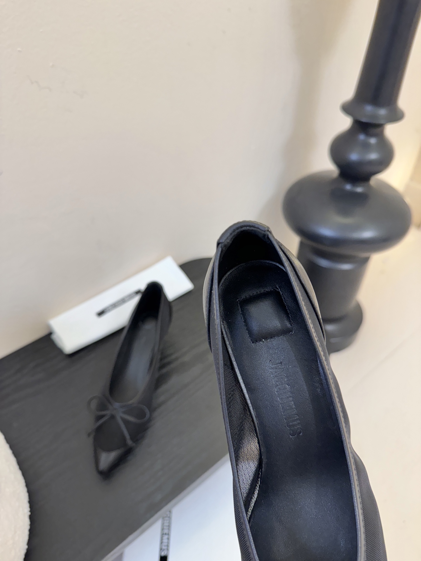 Jacquemu*26ss尖头浅口透气蝴蝶结小高跟酒红款为哑光皮革，质感细腻且自带高级感；米白款是软质皮