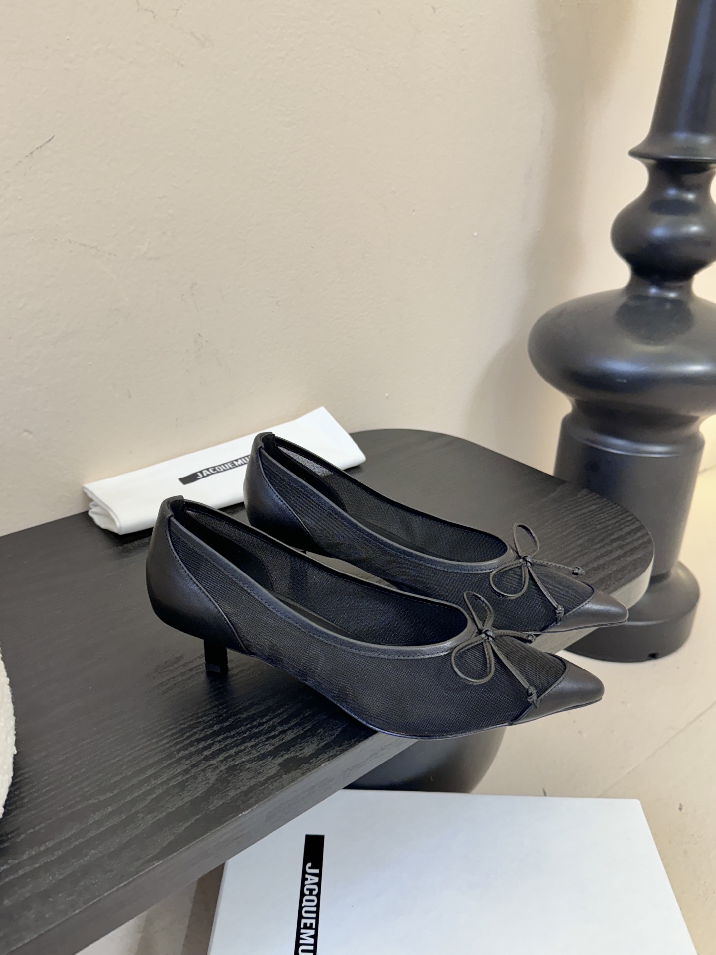 Jacquemu*26ss尖头浅口透气蝴蝶结小高跟酒红款为哑光皮革，质感细腻且自带高级感；米白款是软质皮