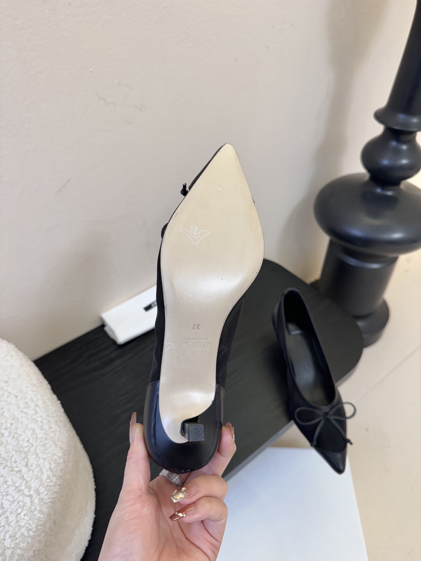 Jacquemu*26ss尖头浅口透气蝴蝶结小高跟酒红款为哑光皮革，质感细腻且自带高级感；米白款是软质皮