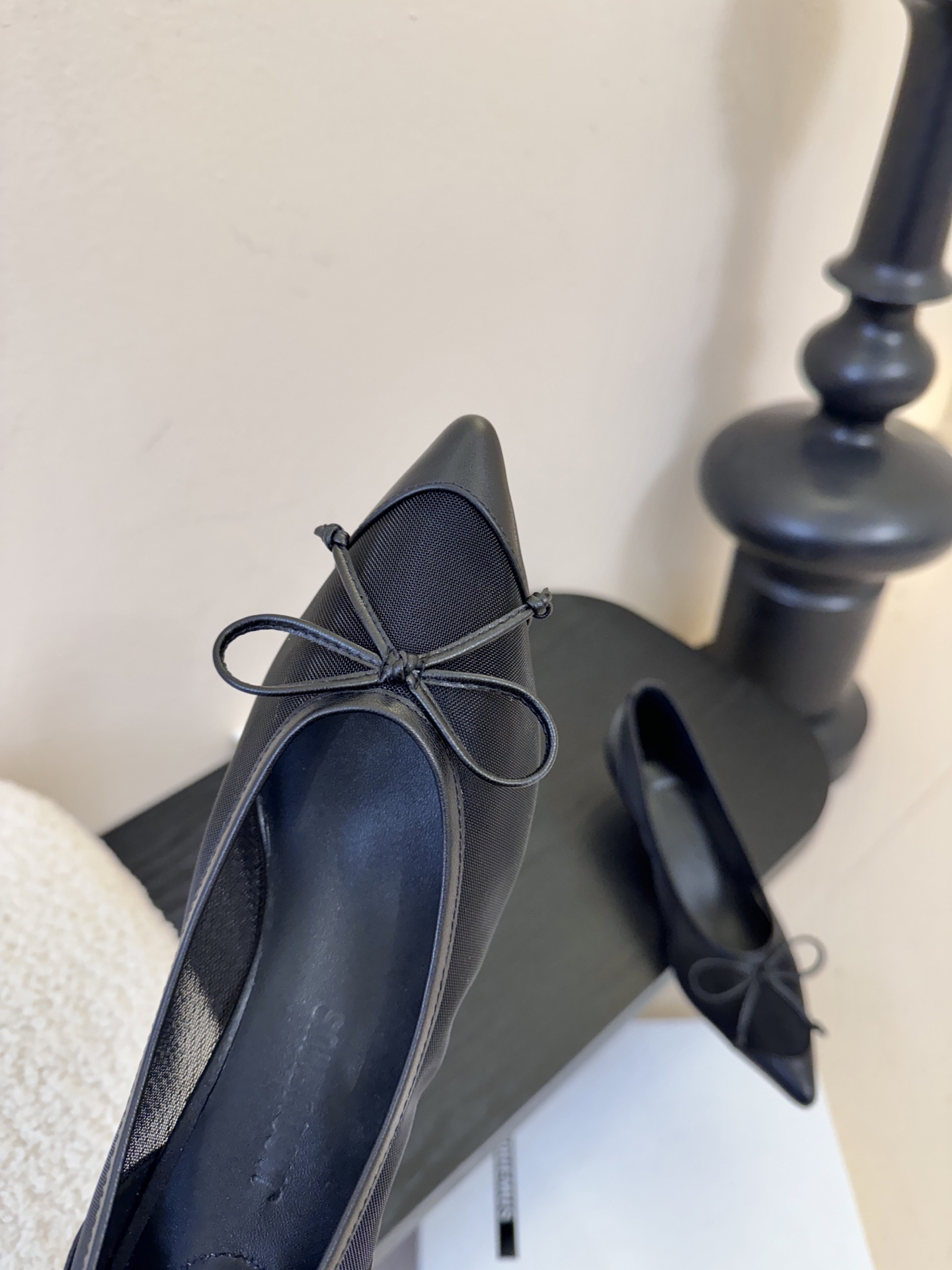 Jacquemu*26ss尖头浅口透气蝴蝶结小高跟酒红款为哑光皮革，质感细腻且自带高级感；米白款是软质皮