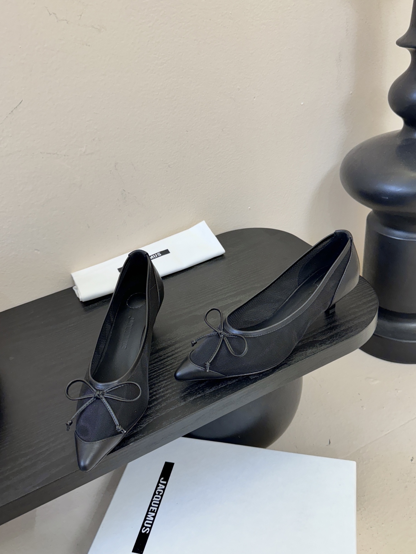 Jacquemu*26ss尖头浅口透气蝴蝶结小高跟酒红款为哑光皮革，质感细腻且自带高级感；米白款是软质皮