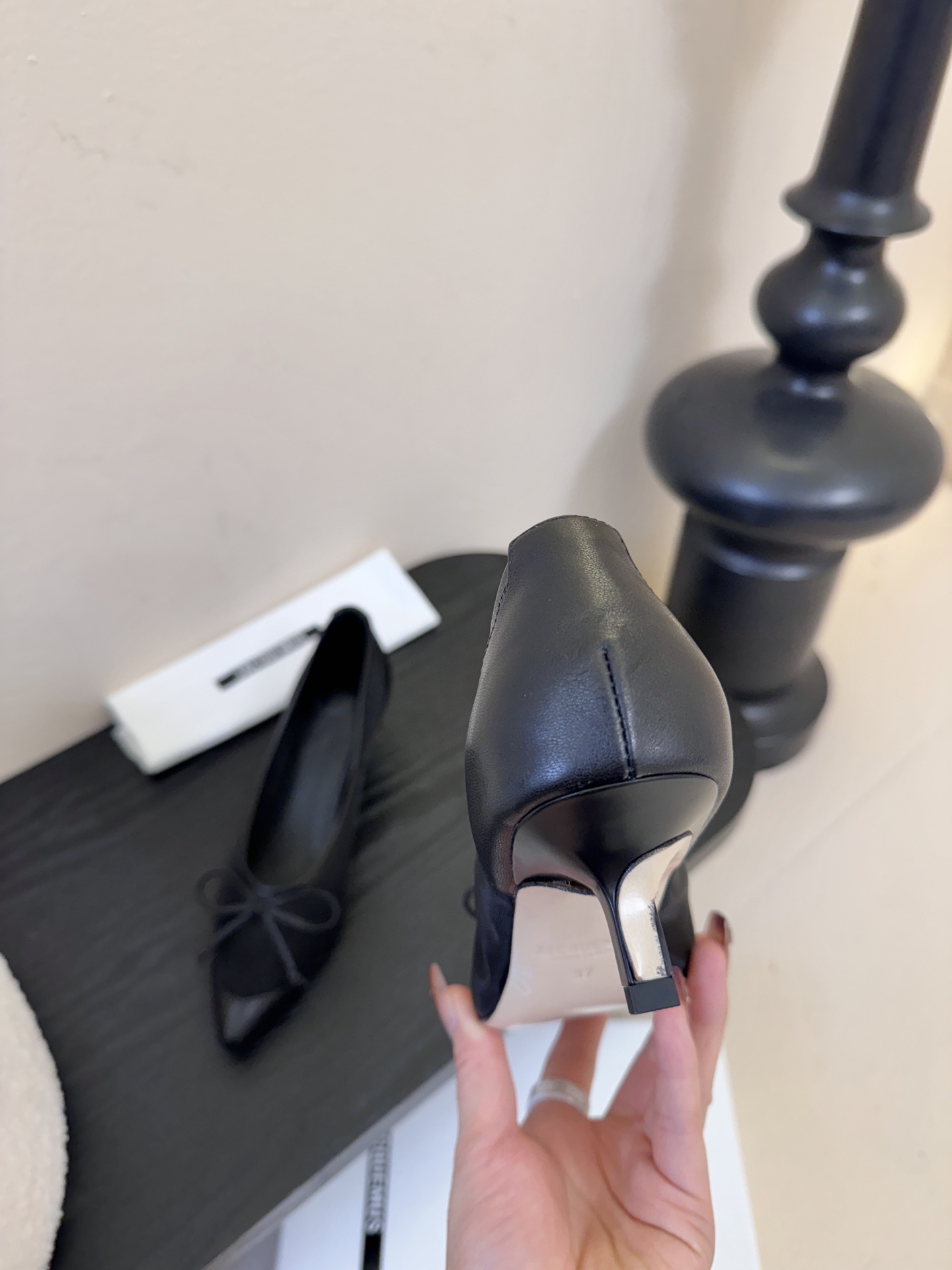 Jacquemu*26ss尖头浅口透气蝴蝶结小高跟酒红款为哑光皮革，质感细腻且自带高级感；米白款是软质皮