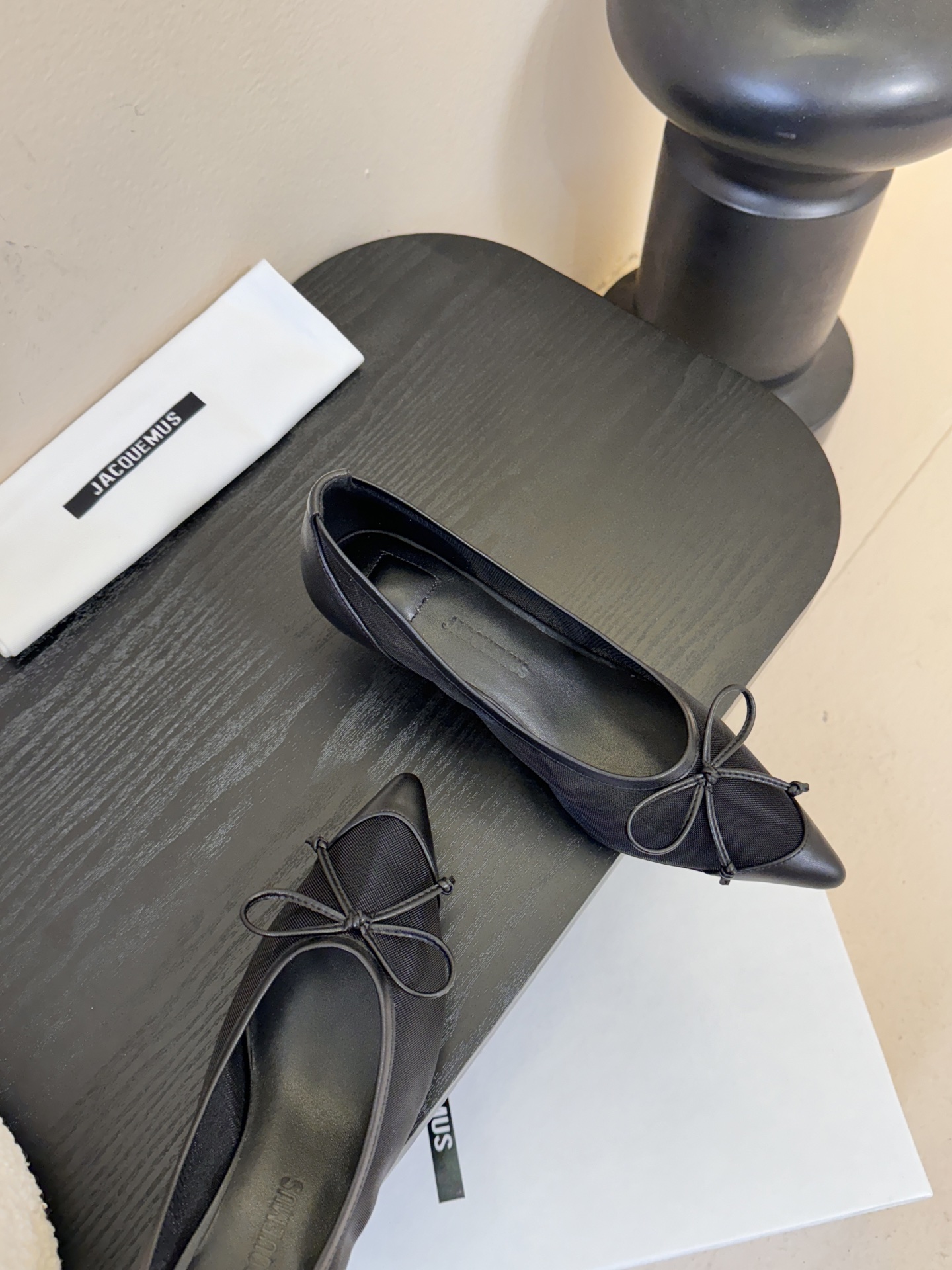 Jacquemu*26ss尖头浅口透气蝴蝶结小高跟酒红款为哑光皮革，质感细腻且自带高级感；米白款是软质皮