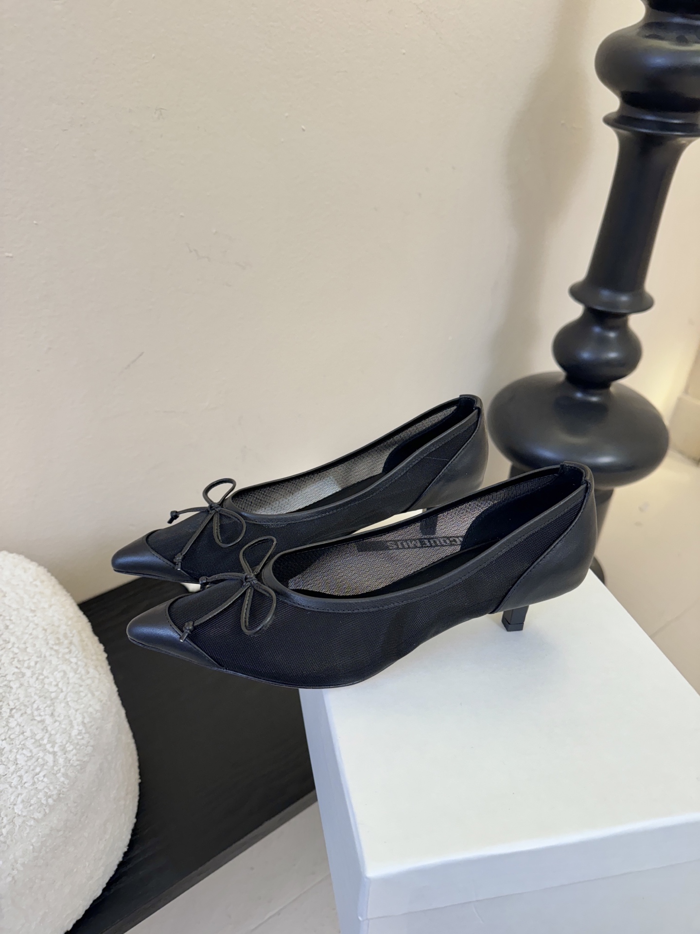 Jacquemu*26ss尖头浅口透气蝴蝶结小高跟酒红款为哑光皮革，质感细腻且自带高级感；米白款是软质皮