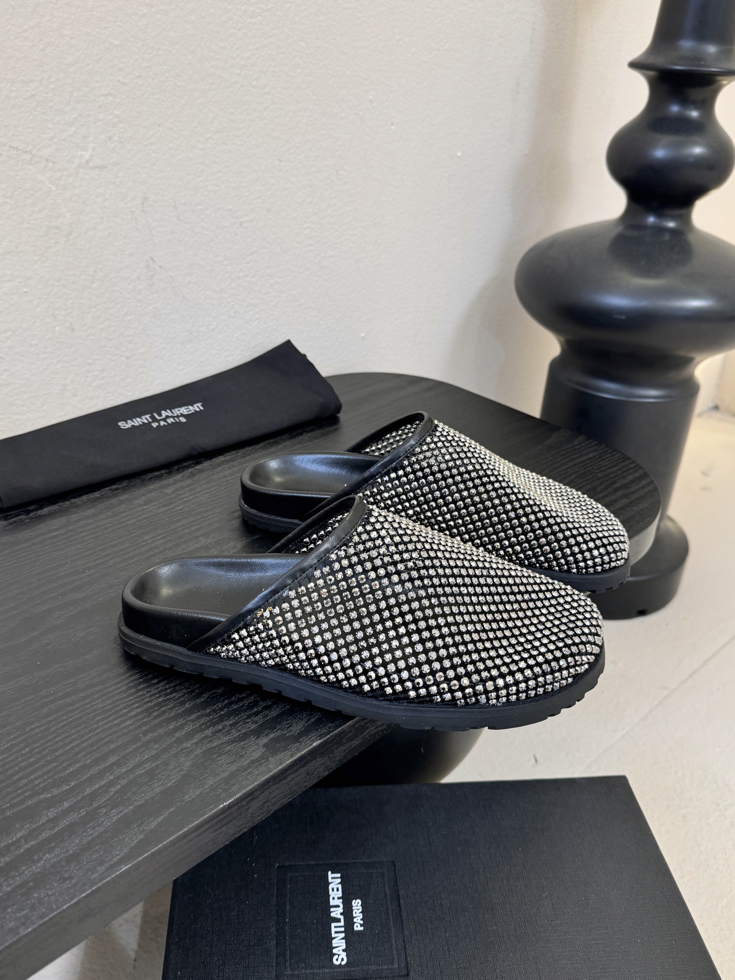 Saintlauren*25ss秋冬钻面穆勒半拖鞋休闲鞋鞋面通体覆盖水钻装饰，采用网格状排列的钻面设计，