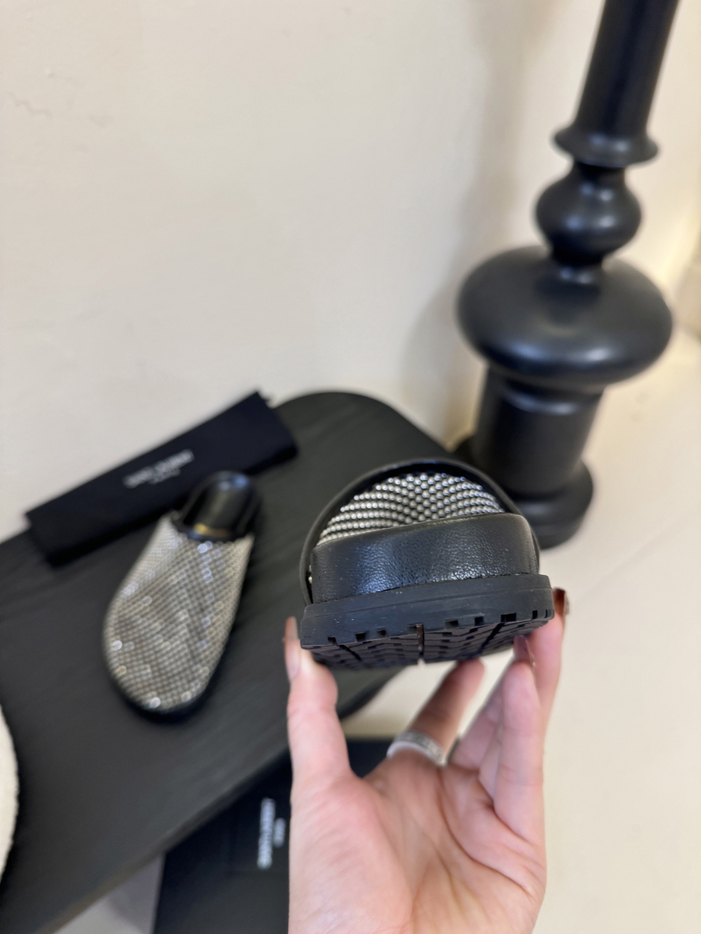 Saintlauren*25ss秋冬钻面穆勒半拖鞋休闲鞋鞋面通体覆盖水钻装饰，采用网格状排列的钻面设计，