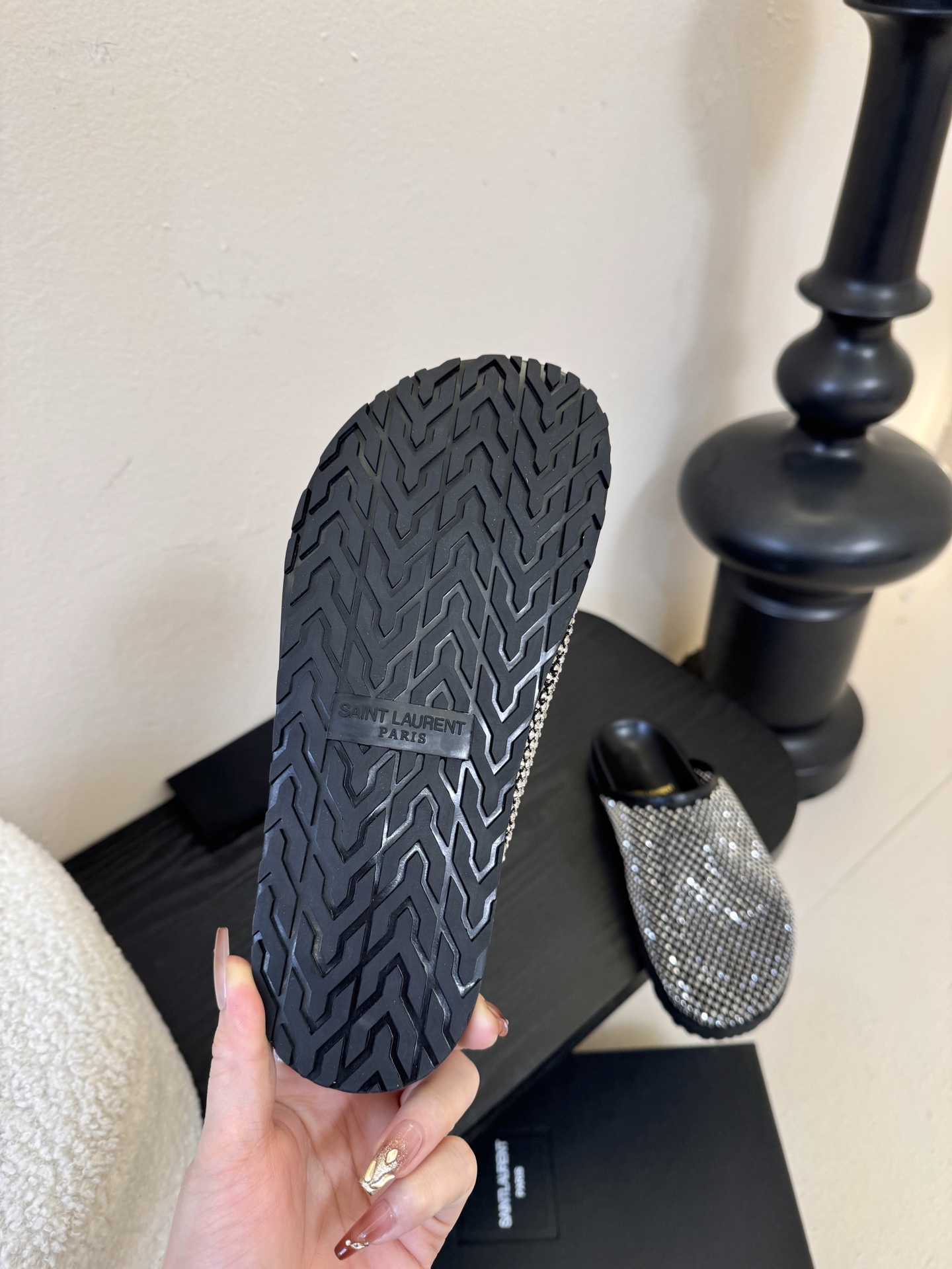 Saintlauren*25ss秋冬钻面穆勒半拖鞋休闲鞋鞋面通体覆盖水钻装饰，采用网格状排列的钻面设计，