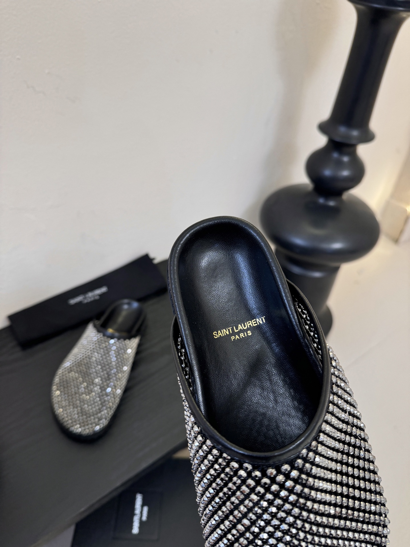 Saintlauren*25ss秋冬钻面穆勒半拖鞋休闲鞋鞋面通体覆盖水钻装饰，采用网格状排列的钻面设计，