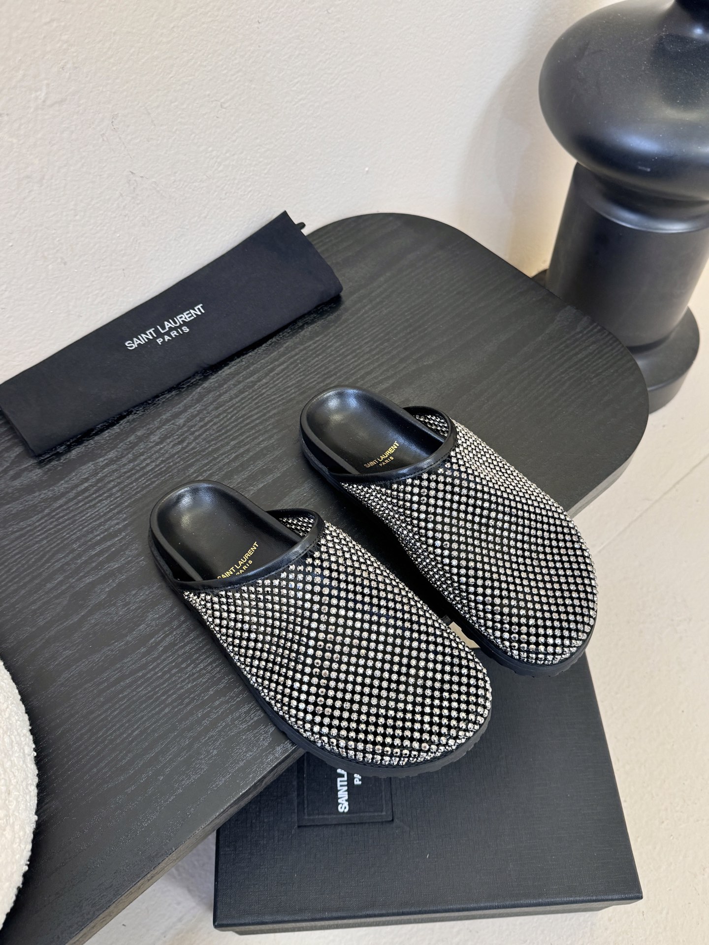 Saintlauren*25ss秋冬钻面穆勒半拖鞋休闲鞋鞋面通体覆盖水钻装饰，采用网格状排列的钻面设计，