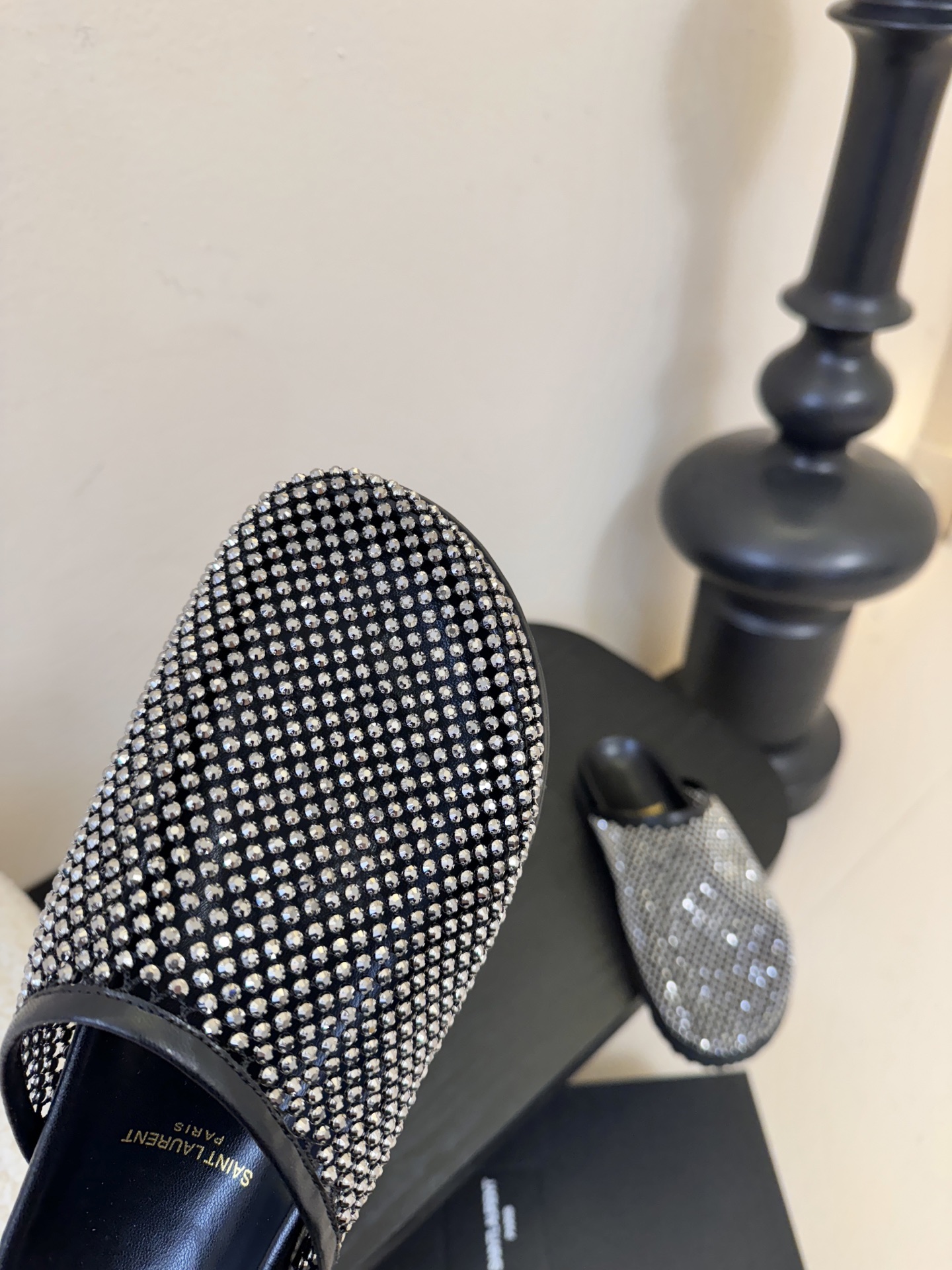 Saintlauren*25ss秋冬钻面穆勒半拖鞋休闲鞋鞋面通体覆盖水钻装饰，采用网格状排列的钻面设计，