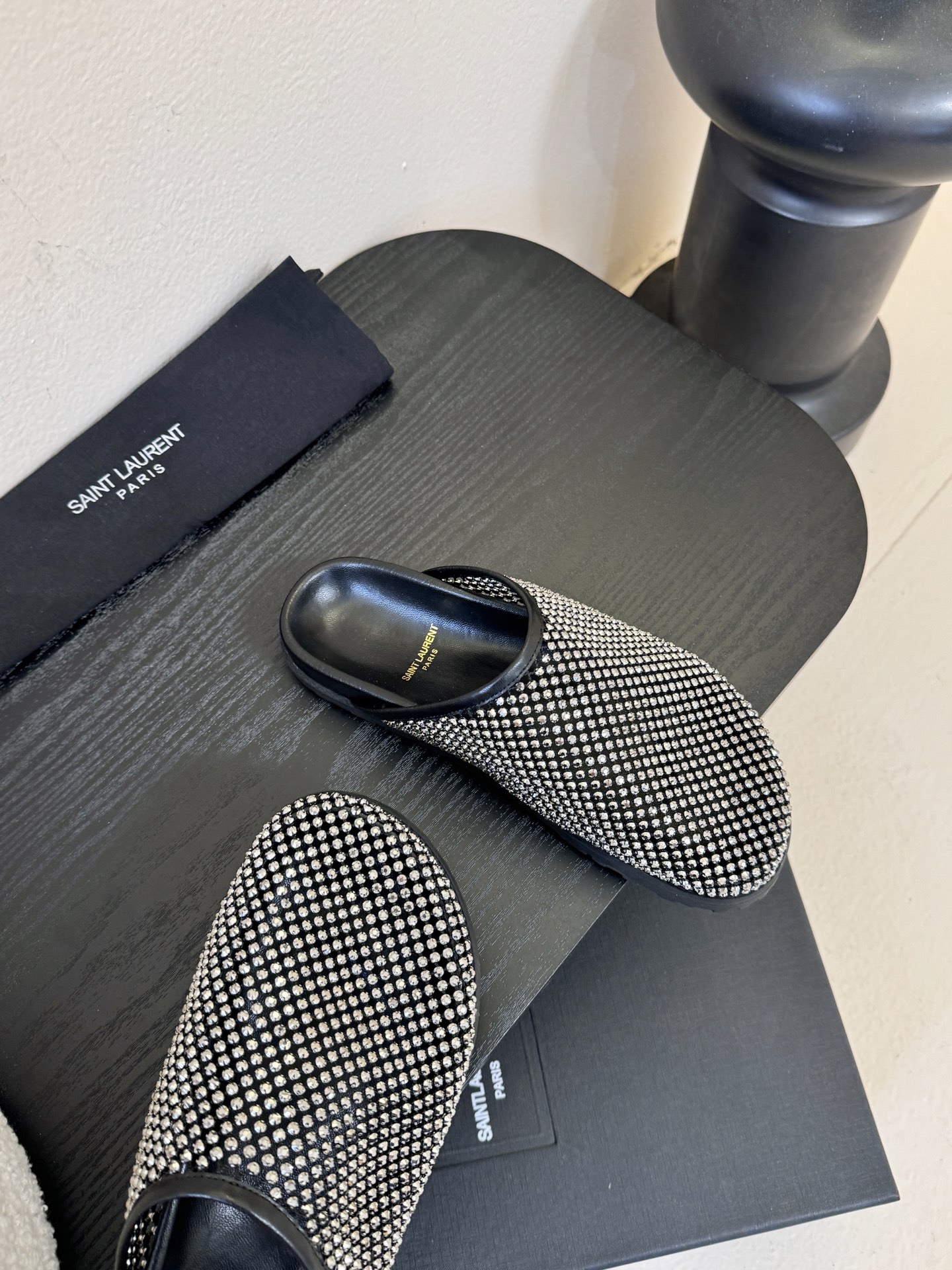 Saintlauren*25ss秋冬钻面穆勒半拖鞋休闲鞋鞋面通体覆盖水钻装饰，采用网格状排列的钻面设计，