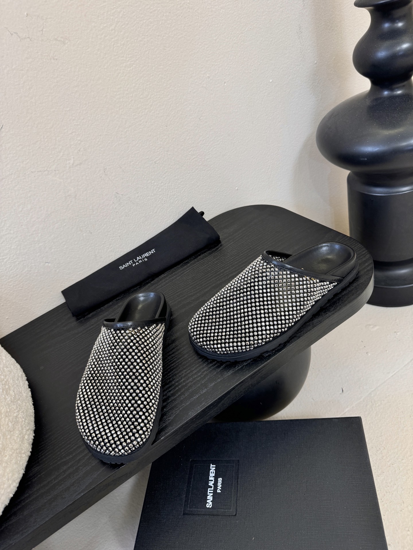 Saintlauren*25ss秋冬钻面穆勒半拖鞋休闲鞋鞋面通体覆盖水钻装饰，采用网格状排列的钻面设计，