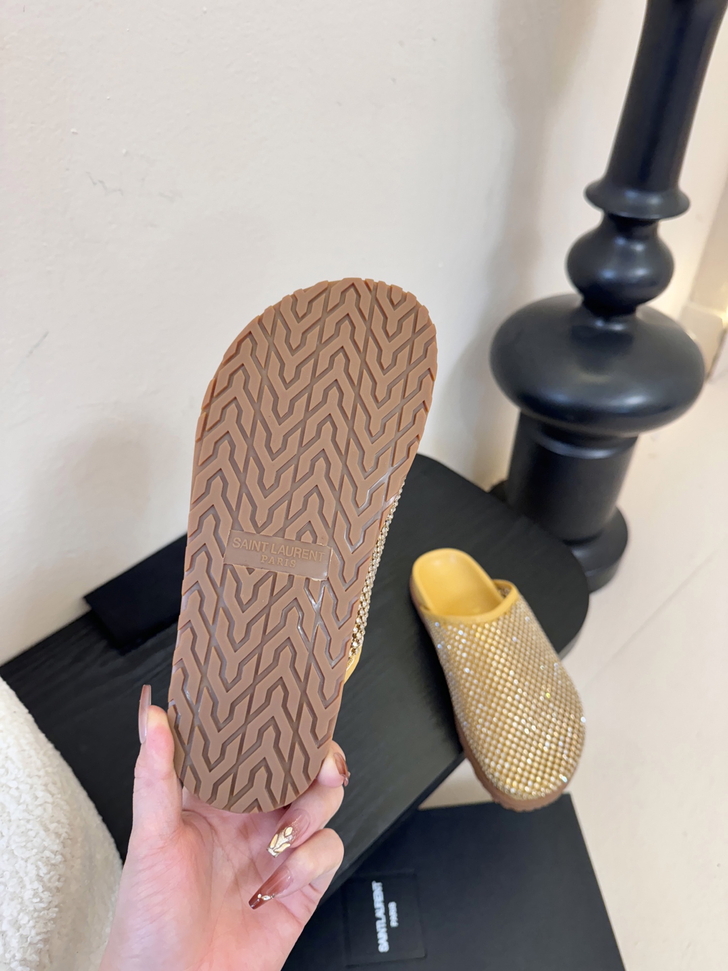 Saintlauren*25ss秋冬钻面穆勒半拖鞋休闲鞋鞋面通体覆盖水钻装饰，采用网格状排列的钻面设计，