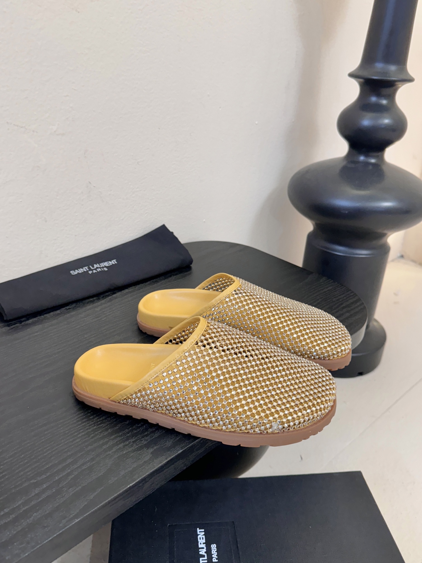 Saintlauren*25ss秋冬钻面穆勒半拖鞋休闲鞋鞋面通体覆盖水钻装饰，采用网格状排列的钻面设计，