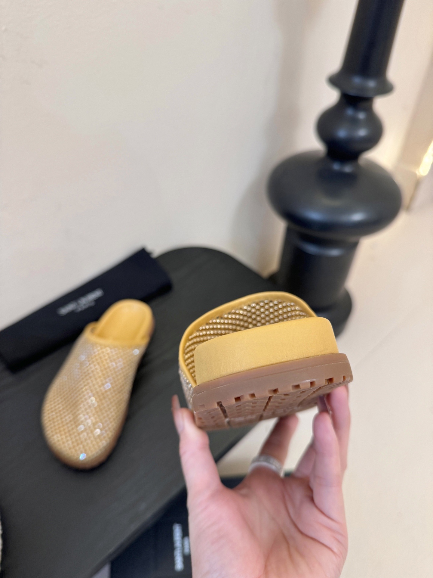 Saintlauren*25ss秋冬钻面穆勒半拖鞋休闲鞋鞋面通体覆盖水钻装饰，采用网格状排列的钻面设计，