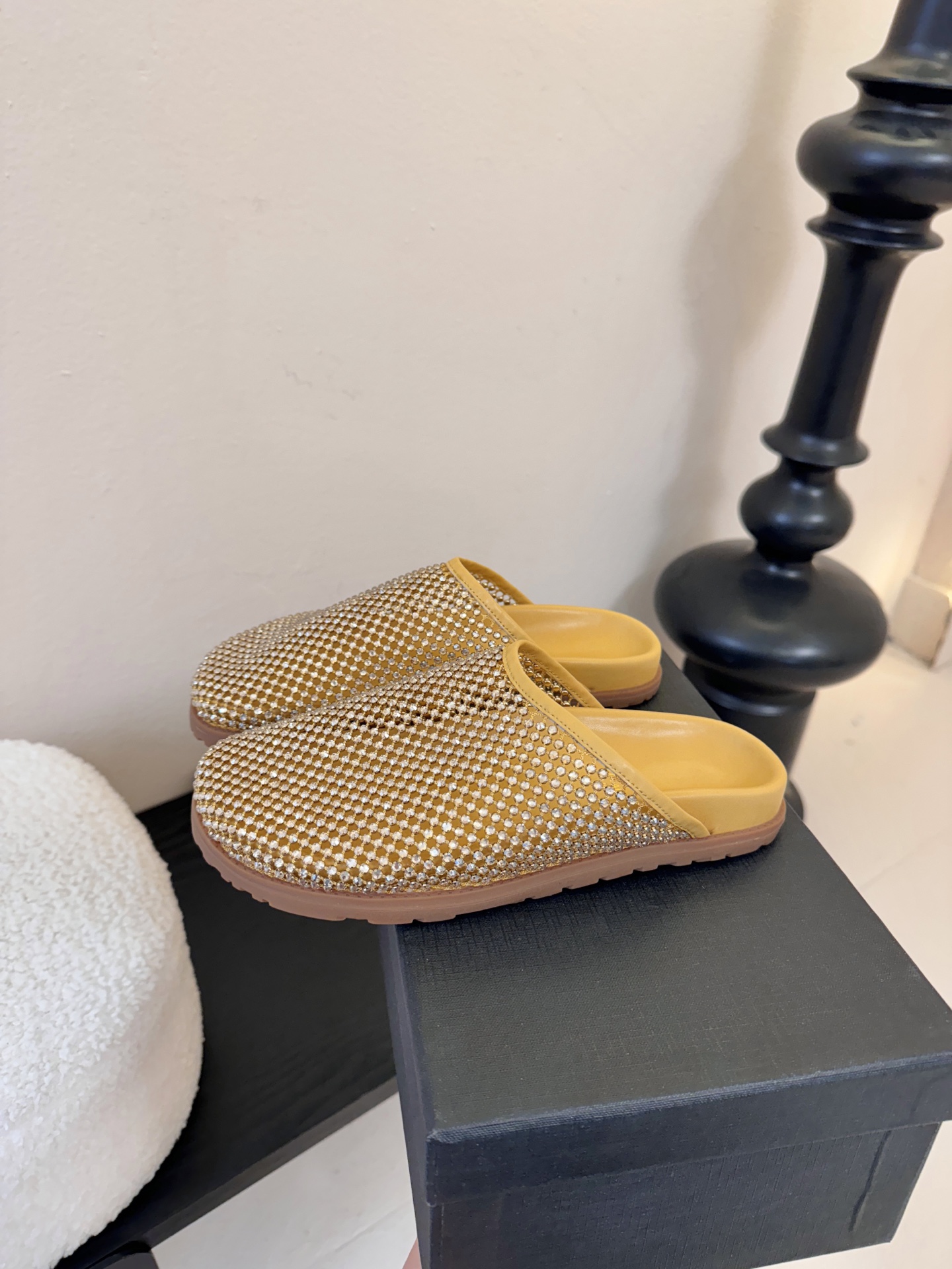 Saintlauren*25ss秋冬钻面穆勒半拖鞋休闲鞋鞋面通体覆盖水钻装饰，采用网格状排列的钻面设计，