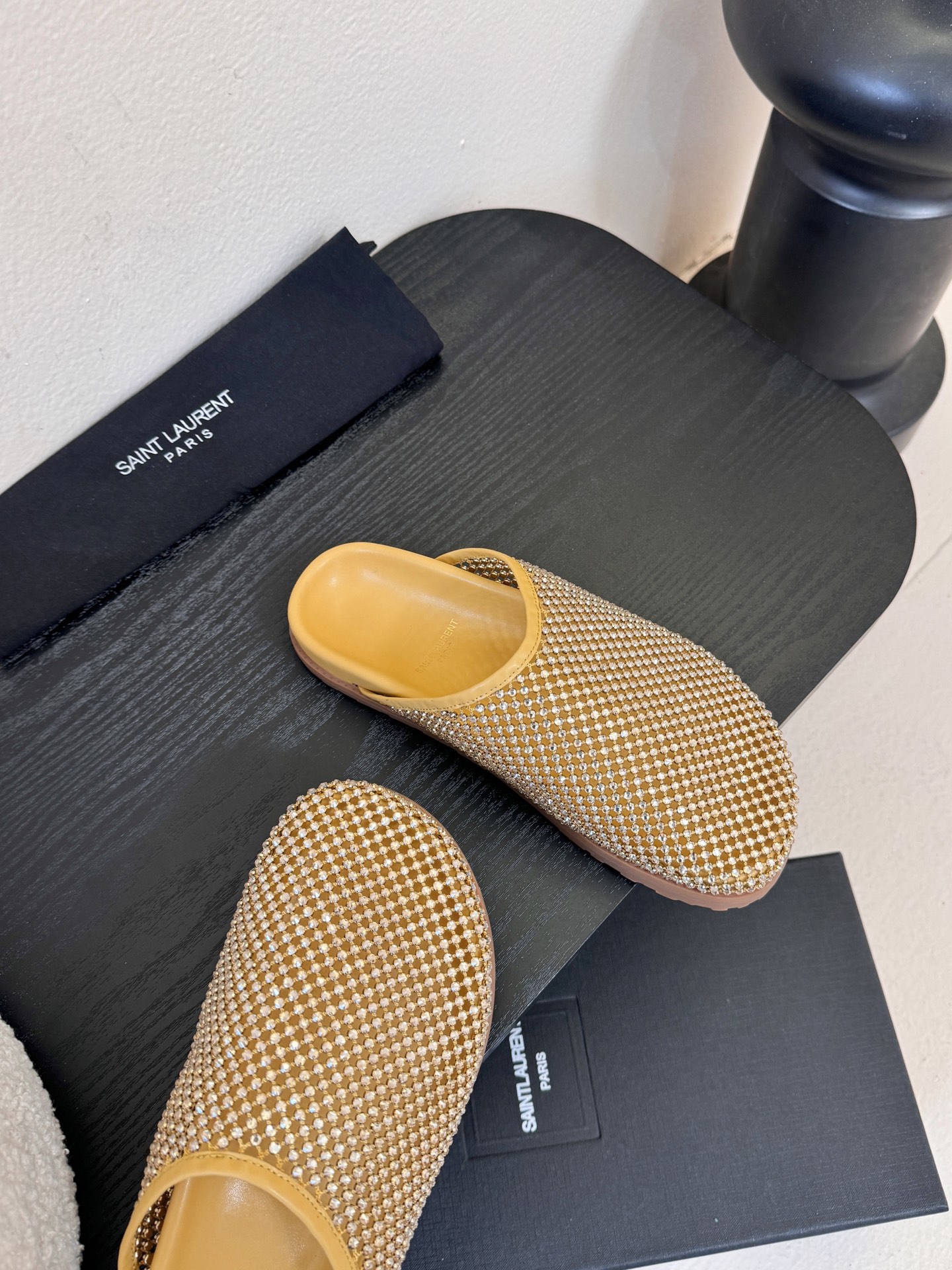 Saintlauren*25ss秋冬钻面穆勒半拖鞋休闲鞋鞋面通体覆盖水钻装饰，采用网格状排列的钻面设计，