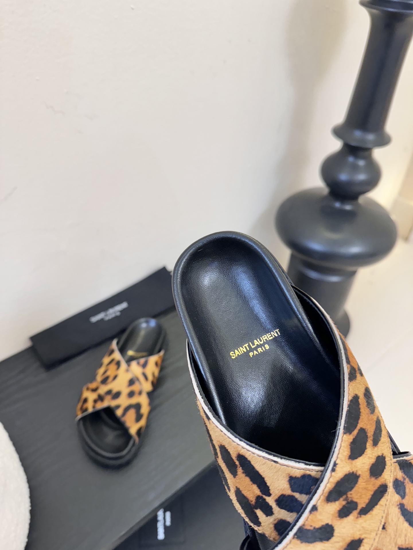 Saintlauren*25ss春夏新款豹纹交叉带拖鞋鞋面采用经典豹纹元素，有浅棕底浅纹、深棕底深纹两款