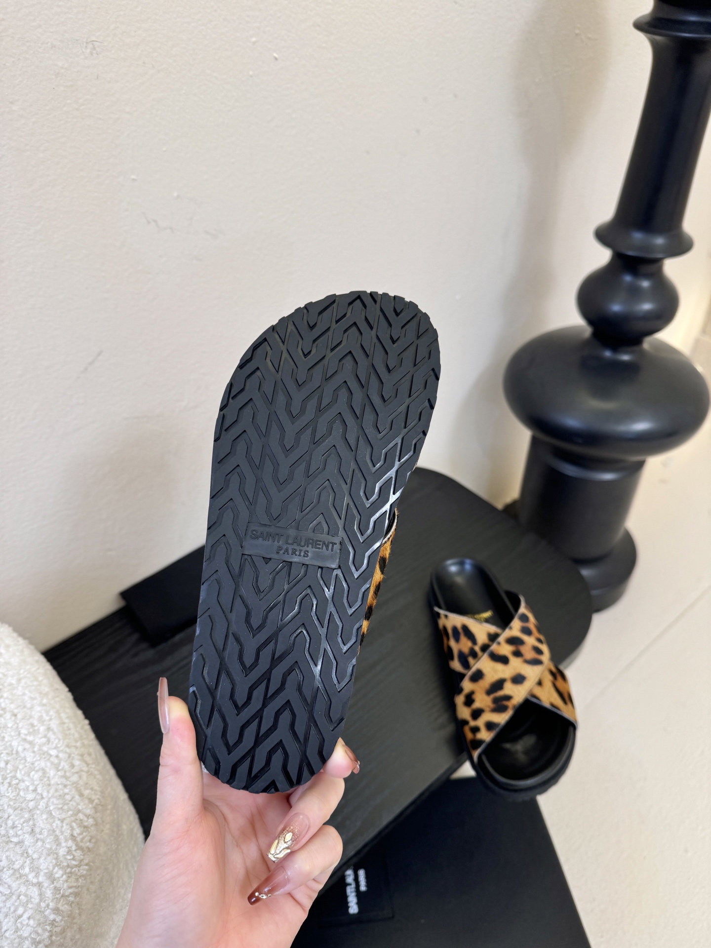 Saintlauren*25ss春夏新款豹纹交叉带拖鞋鞋面采用经典豹纹元素，有浅棕底浅纹、深棕底深纹两款