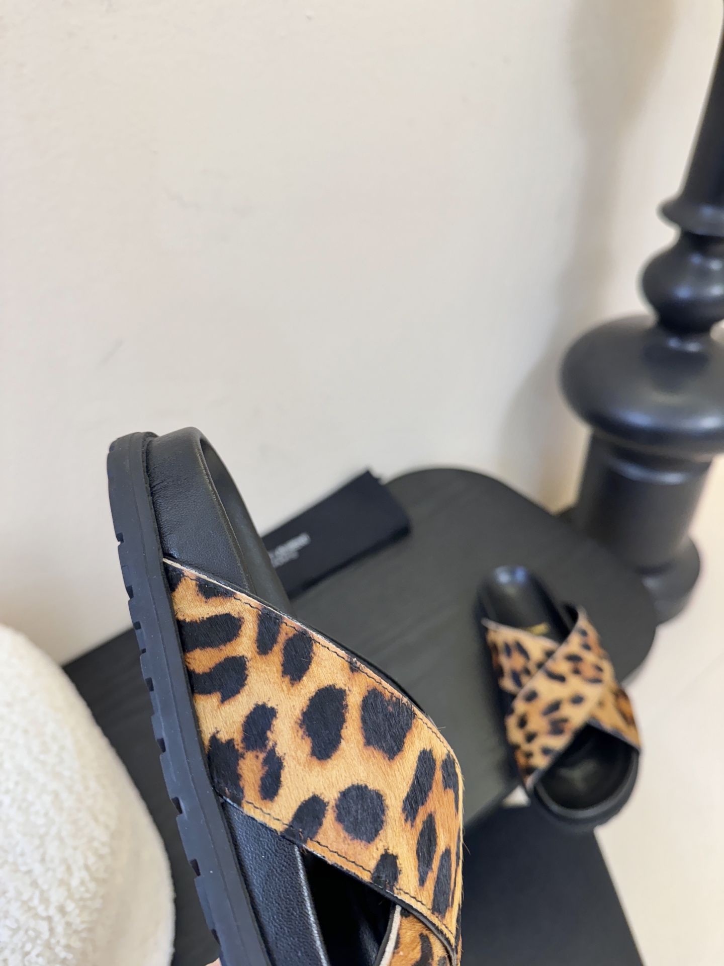 Saintlauren*25ss春夏新款豹纹交叉带拖鞋鞋面采用经典豹纹元素，有浅棕底浅纹、深棕底深纹两款