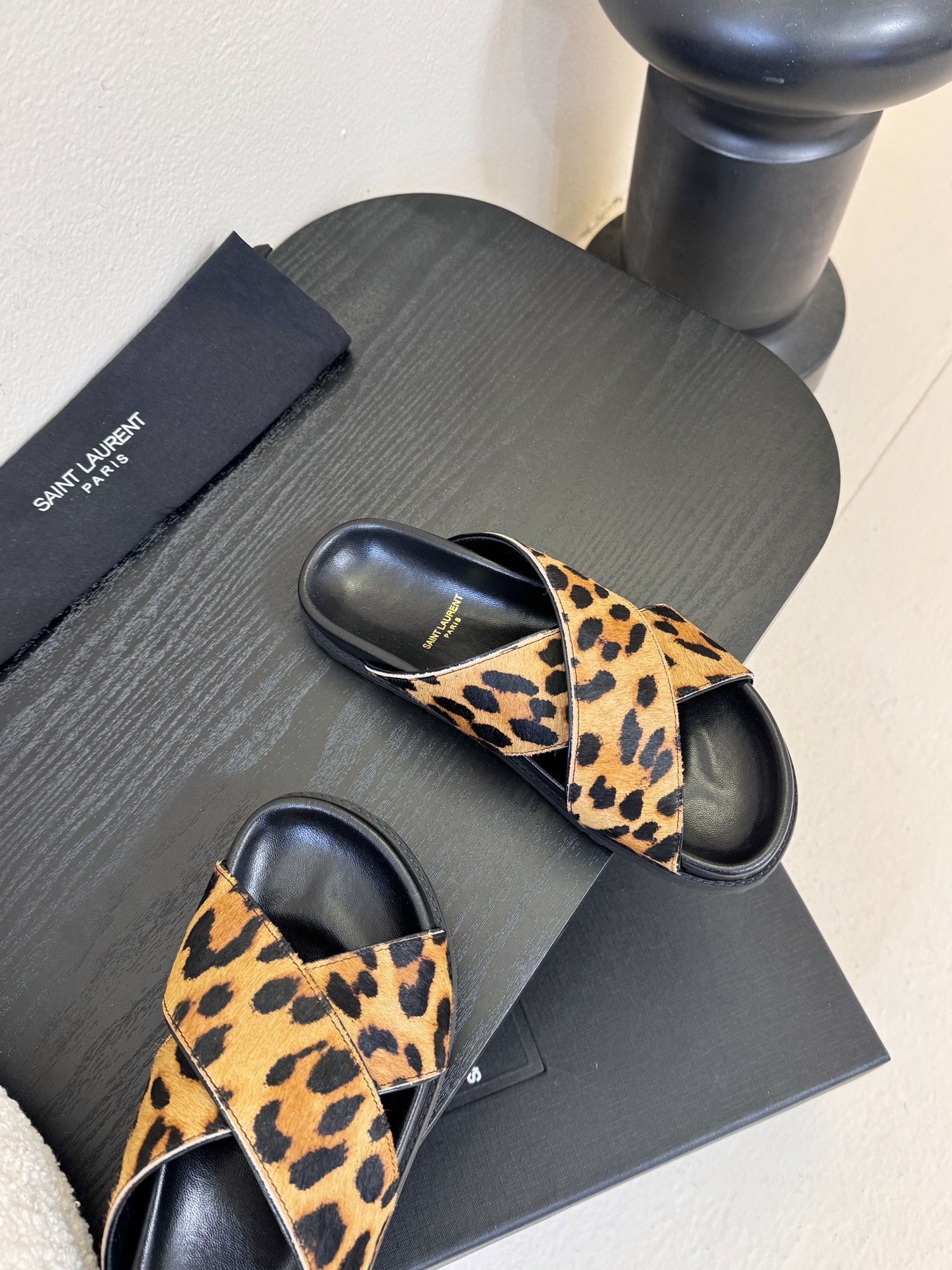 Saintlauren*25ss春夏新款豹纹交叉带拖鞋鞋面采用经典豹纹元素，有浅棕底浅纹、深棕底深纹两款