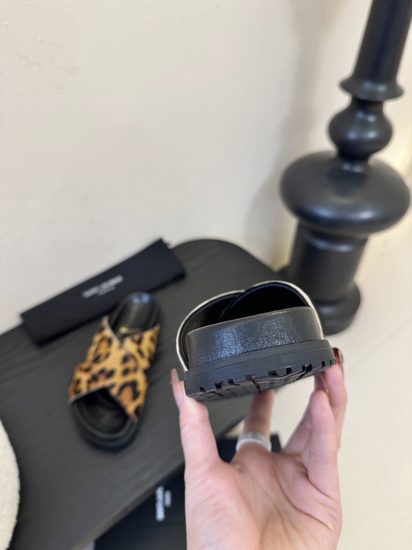 Saintlauren*25ss春夏新款豹纹交叉带拖鞋鞋面采用经典豹纹元素，有浅棕底浅纹、深棕底深纹两款