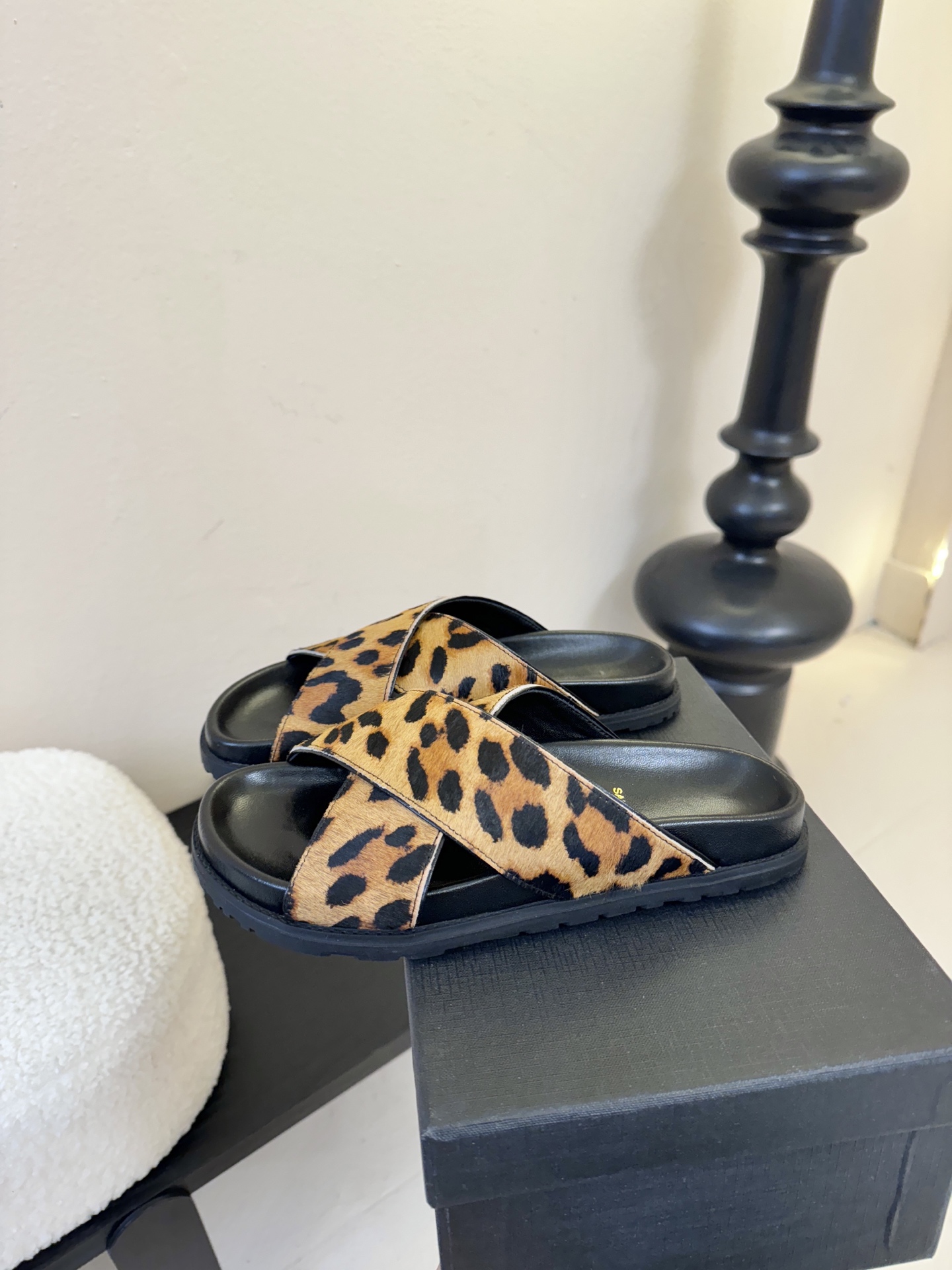 Saintlauren*25ss春夏新款豹纹交叉带拖鞋鞋面采用经典豹纹元素，有浅棕底浅纹、深棕底深纹两款