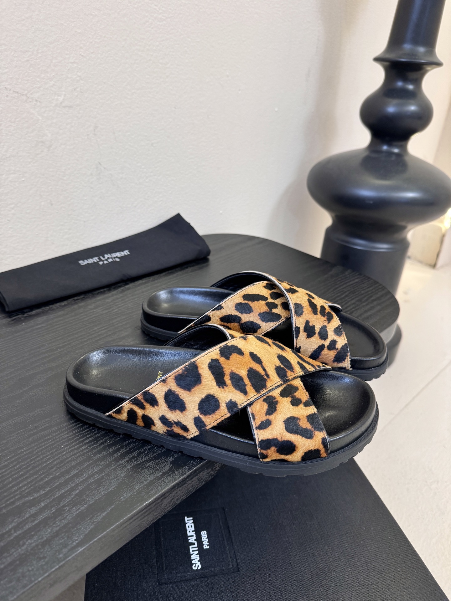 Saintlauren*25ss春夏新款豹纹交叉带拖鞋鞋面采用经典豹纹元素，有浅棕底浅纹、深棕底深纹两款