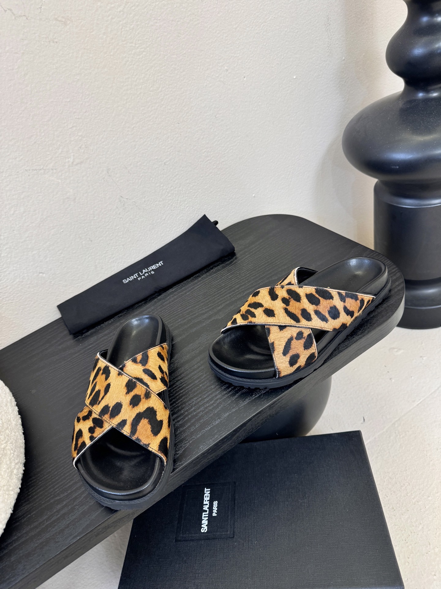 Saintlauren*25ss春夏新款豹纹交叉带拖鞋鞋面采用经典豹纹元素，有浅棕底浅纹、深棕底深纹两款