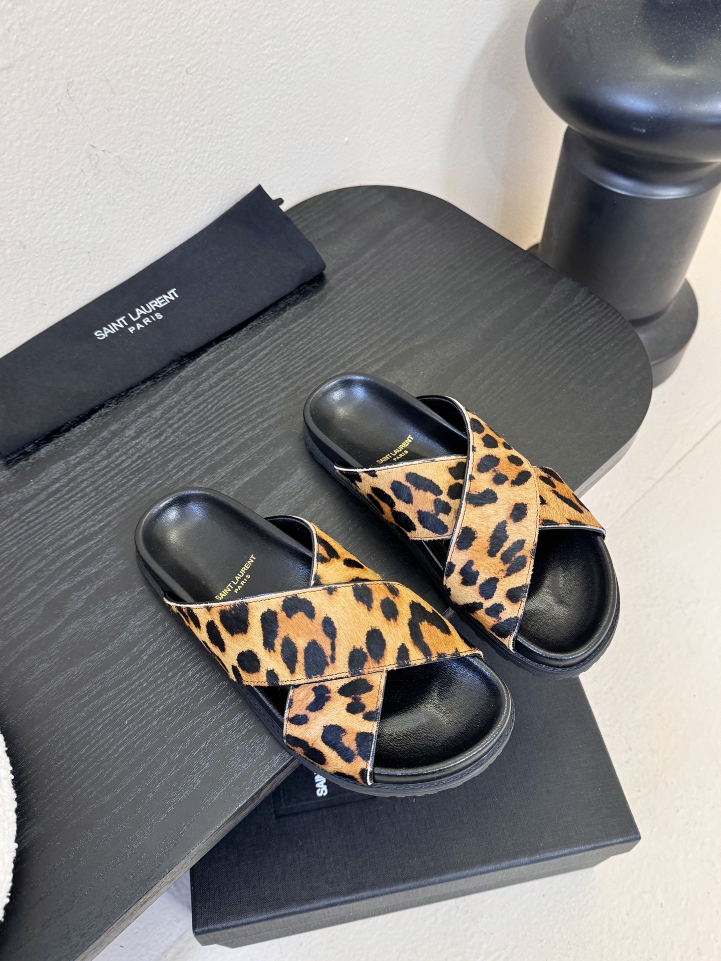 Saintlauren*25ss春夏新款豹纹交叉带拖鞋鞋面采用经典豹纹元素，有浅棕底浅纹、深棕底深纹两款
