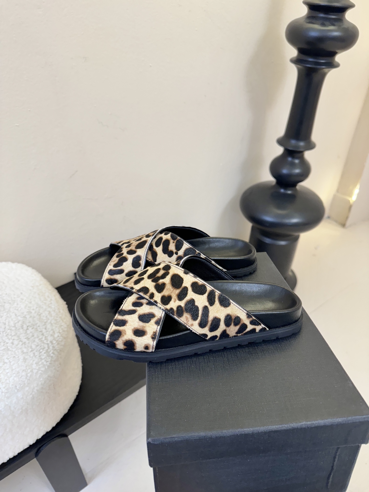 Saintlauren*25ss春夏新款豹纹交叉带拖鞋鞋面采用经典豹纹元素，有浅棕底浅纹、深棕底深纹两款