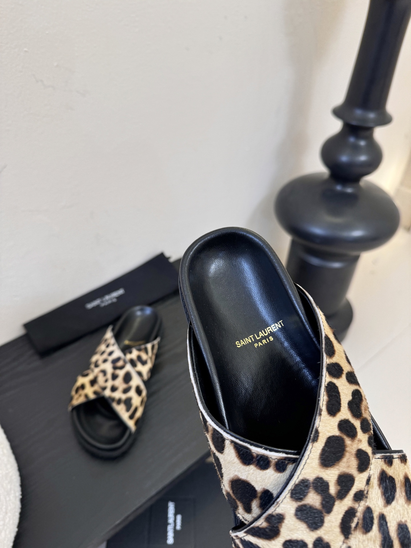 Saintlauren*25ss春夏新款豹纹交叉带拖鞋鞋面采用经典豹纹元素，有浅棕底浅纹、深棕底深纹两款