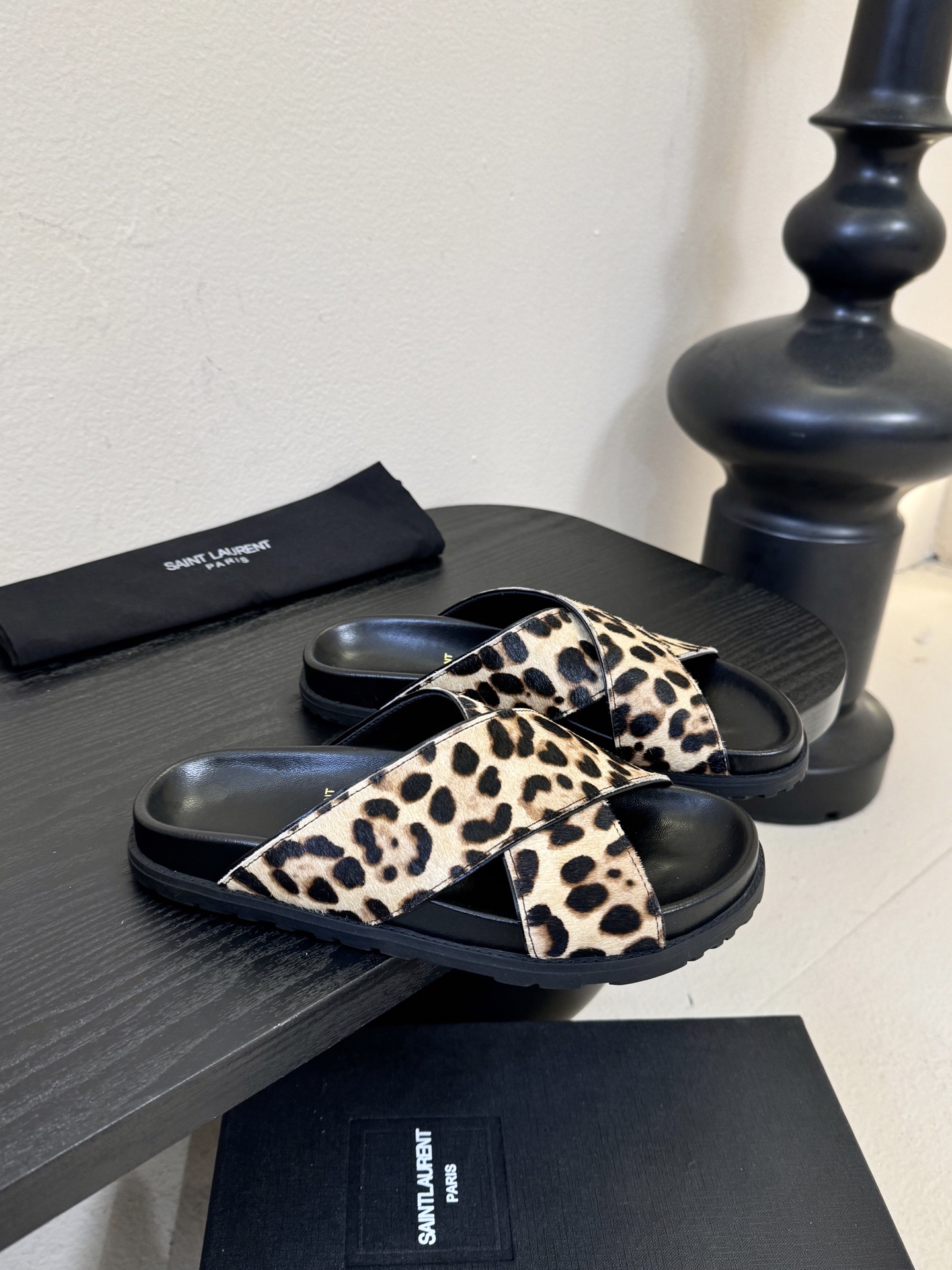 Saintlauren*25ss春夏新款豹纹交叉带拖鞋鞋面采用经典豹纹元素，有浅棕底浅纹、深棕底深纹两款