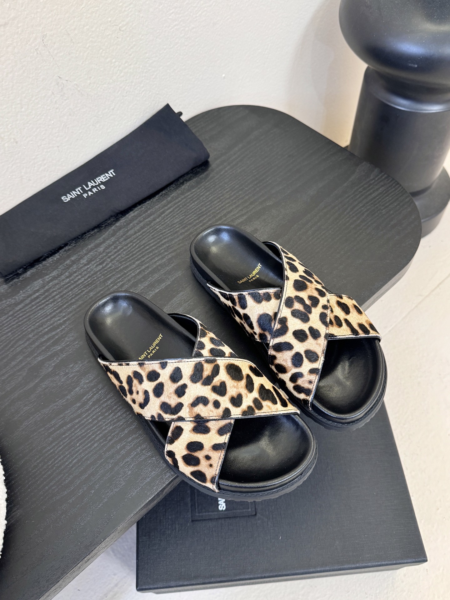 NO:680230,Saintlauren*25ss new spring and summer leopard print cross-strap slippers. The upper adopts classic leopard print elements. There are two leopard print colors, light brown with light lines and dark brown with deep lines, which visually create a sense of hierarchy. The upper straps are cross-designed, and the toes are exposed while adding a sense of retro style and personality. They are flat-soled mule slippers with no heel design, making them easy to put on and take off;  The YSL brand logo is printed on the inside of the shoe, and the upper is made of imitation horse hair leather, which has strong tactile and visual texture. It continues the brand's light luxury craftsmanship and has both wild fashion sense and brand recognition. Horse hair upper, sheepskin lining, outsole, rubber outsole, increased by 2cm, size 35-40 (customized size 40 is not returnable), slippers, saint laurent, saint laurent, slippers, sheepskin19860909Saintlauren*25ss春夏新款豹纹交叉带拖鞋 鞋面采用经典豹纹元素,有浅棕底浅纹、深棕底深纹两款豹纹配色,视觉上形成层次感；鞋面带为交叉设计,露趾的同时增加了造型的复古与个性感.属于平底穆勒拖款式,无后跟设计,穿脱便捷； 鞋内印有YSL品牌标识,鞋面采用仿马毛皮革材质,触感与视觉肌理感强,延续了品牌轻奢的工艺水准,兼具野性时尚感与品牌辨识度. 鞋面马毛 内里羊皮 大底橡胶大底 增高2cm size35-40码（40码定制不退换）,拖鞋,saint laurent,saint laurent,slippers,sheepskin,Women's Shoes