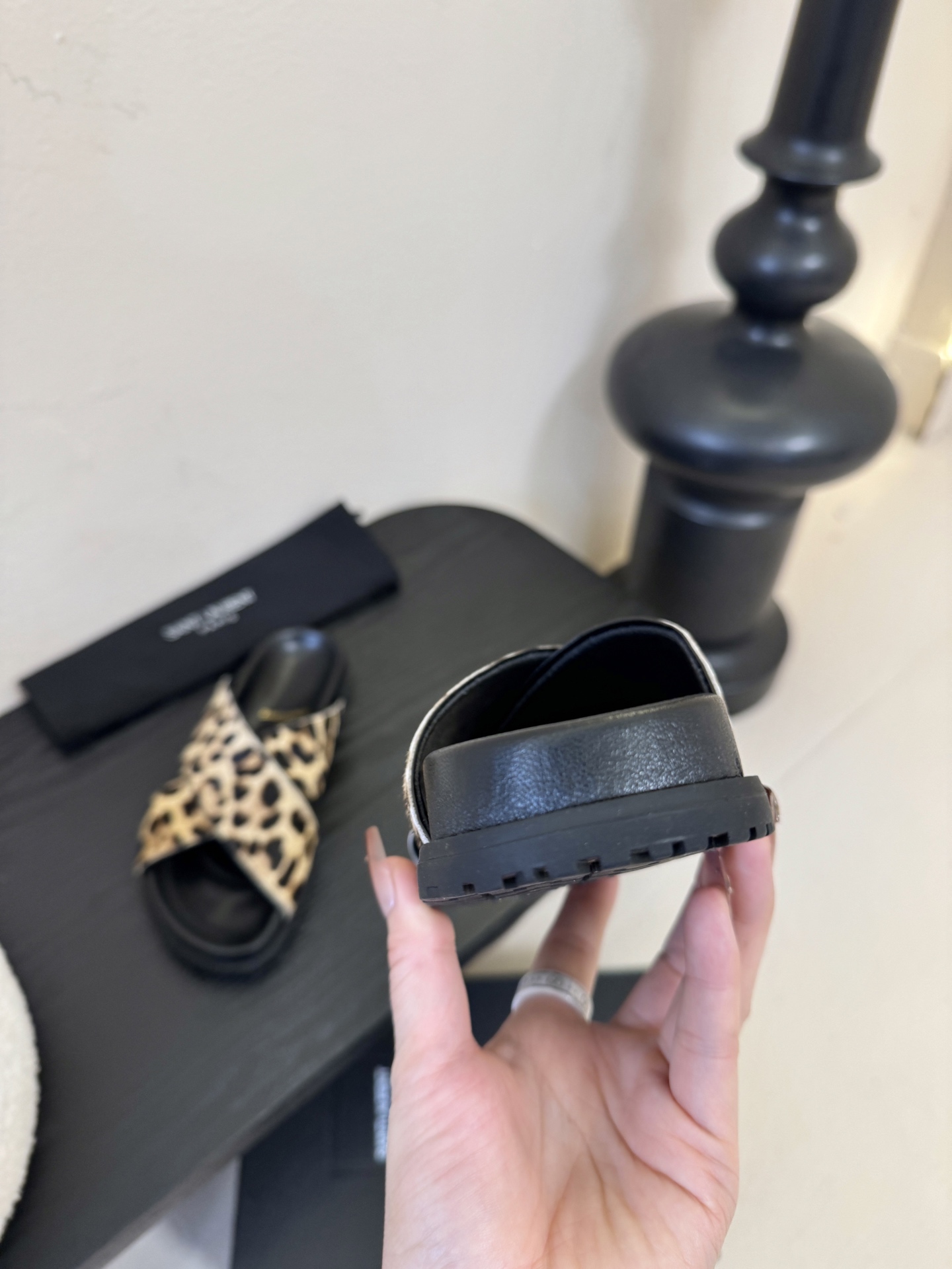 Saintlauren*25ss春夏新款豹纹交叉带拖鞋鞋面采用经典豹纹元素，有浅棕底浅纹、深棕底深纹两款