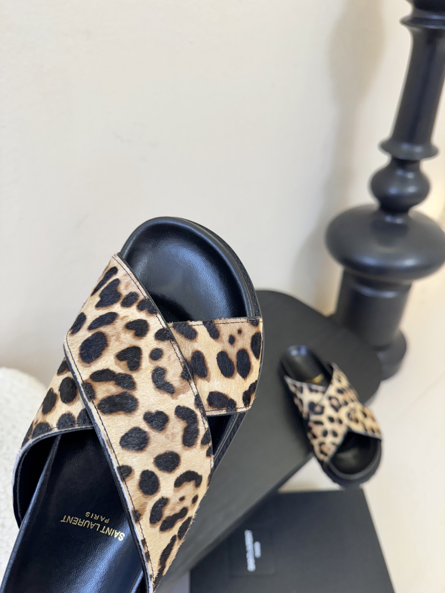 Saintlauren*25ss春夏新款豹纹交叉带拖鞋鞋面采用经典豹纹元素，有浅棕底浅纹、深棕底深纹两款