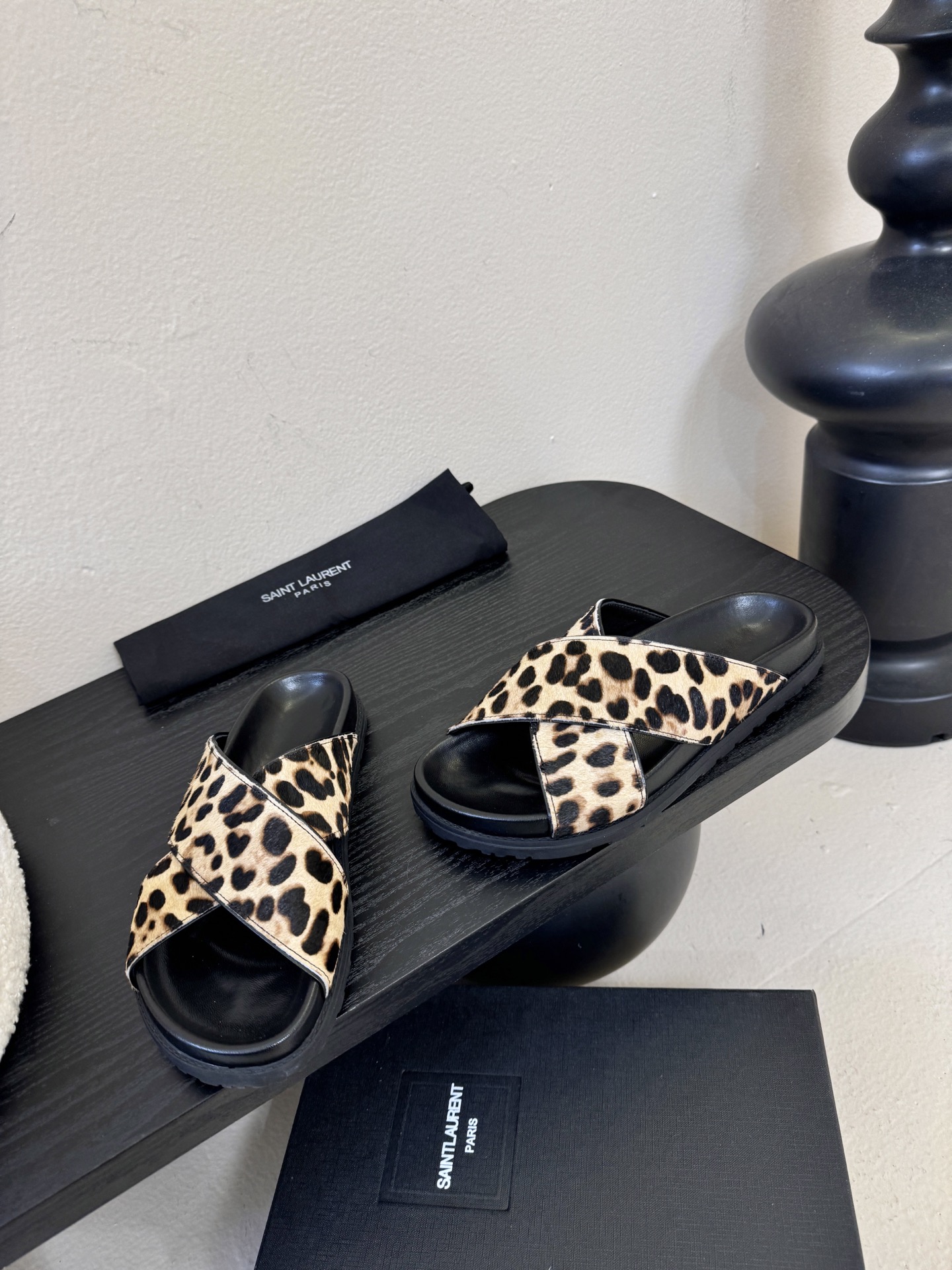 Saintlauren*25ss春夏新款豹纹交叉带拖鞋鞋面采用经典豹纹元素，有浅棕底浅纹、深棕底深纹两款
