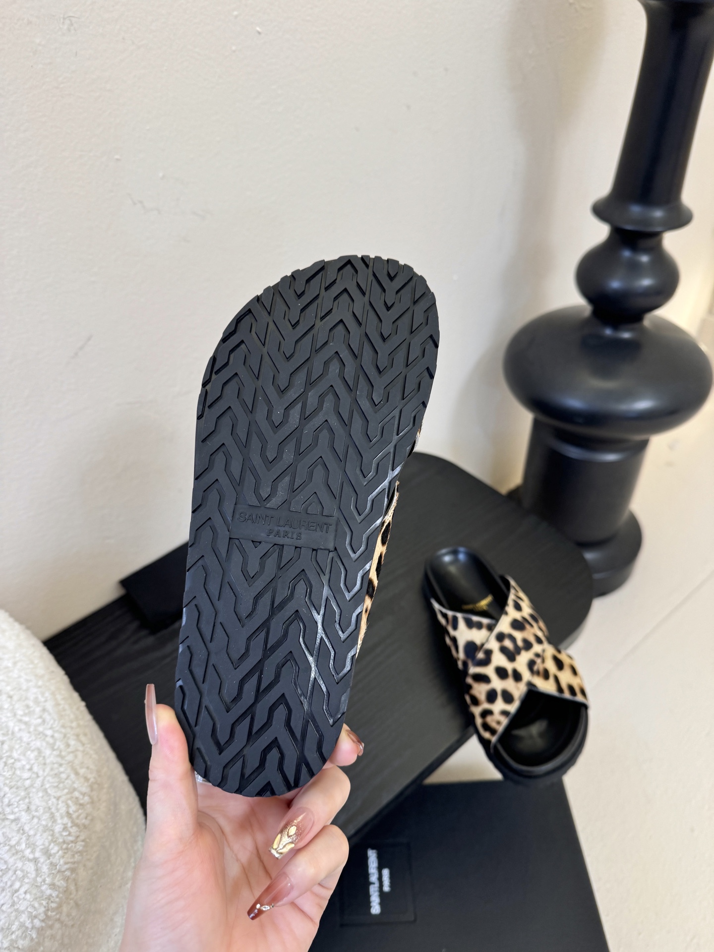 Saintlauren*25ss春夏新款豹纹交叉带拖鞋鞋面采用经典豹纹元素，有浅棕底浅纹、深棕底深纹两款