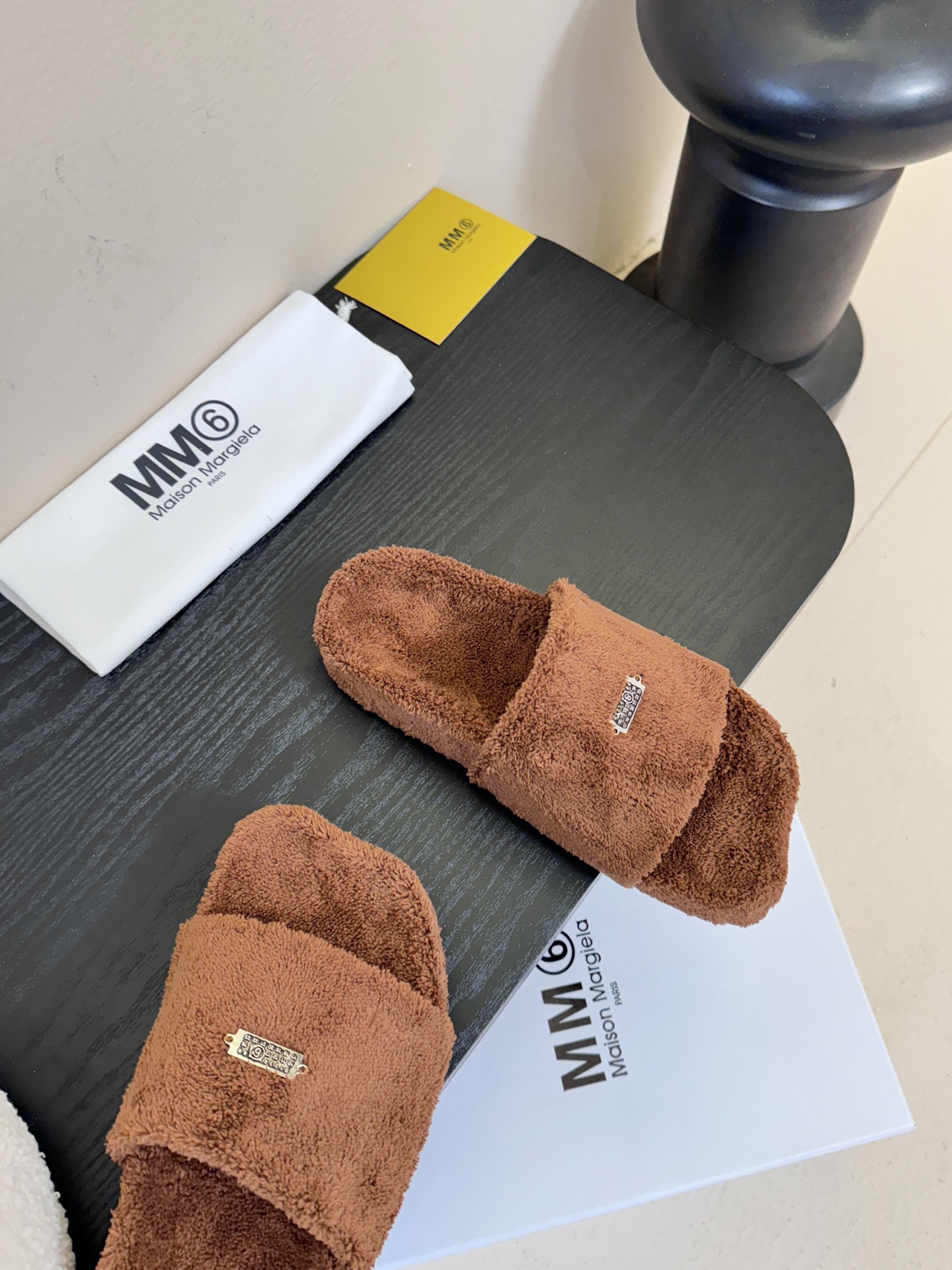 MM6新品休闲毛拖简约即王道 散发随性慵懒感 一脚蹬设计 轻松又自在 时髦精出街 宅家都可 拿捏松弛氛围