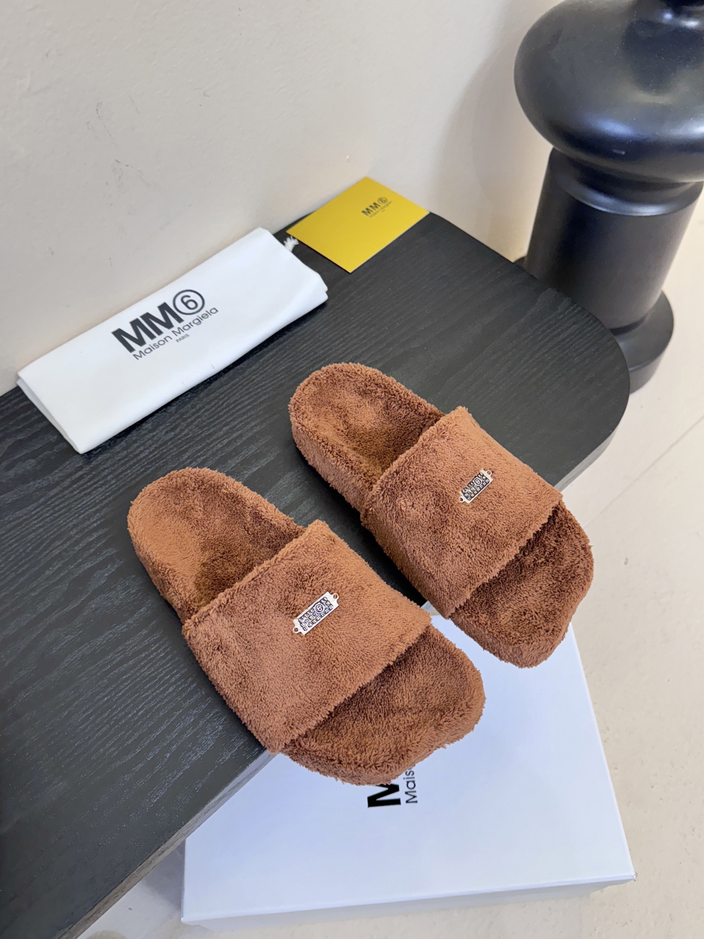 MM6新品休闲毛拖简约即王道 散发随性慵懒感 一脚蹬设计 轻松又自在 时髦精出街 宅家都可 拿捏松弛氛围