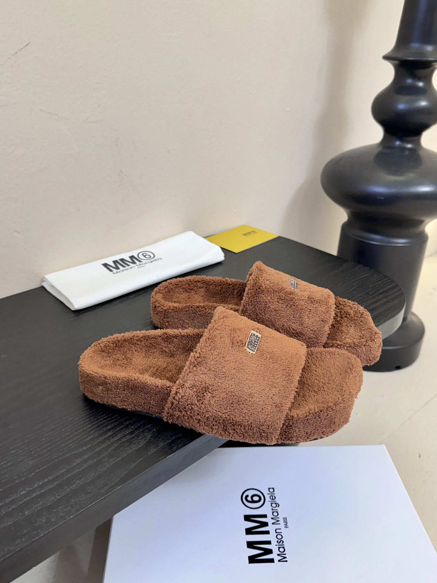 MM6新品休闲毛拖简约即王道 散发随性慵懒感 一脚蹬设计 轻松又自在 时髦精出街 宅家都可 拿捏松弛氛围