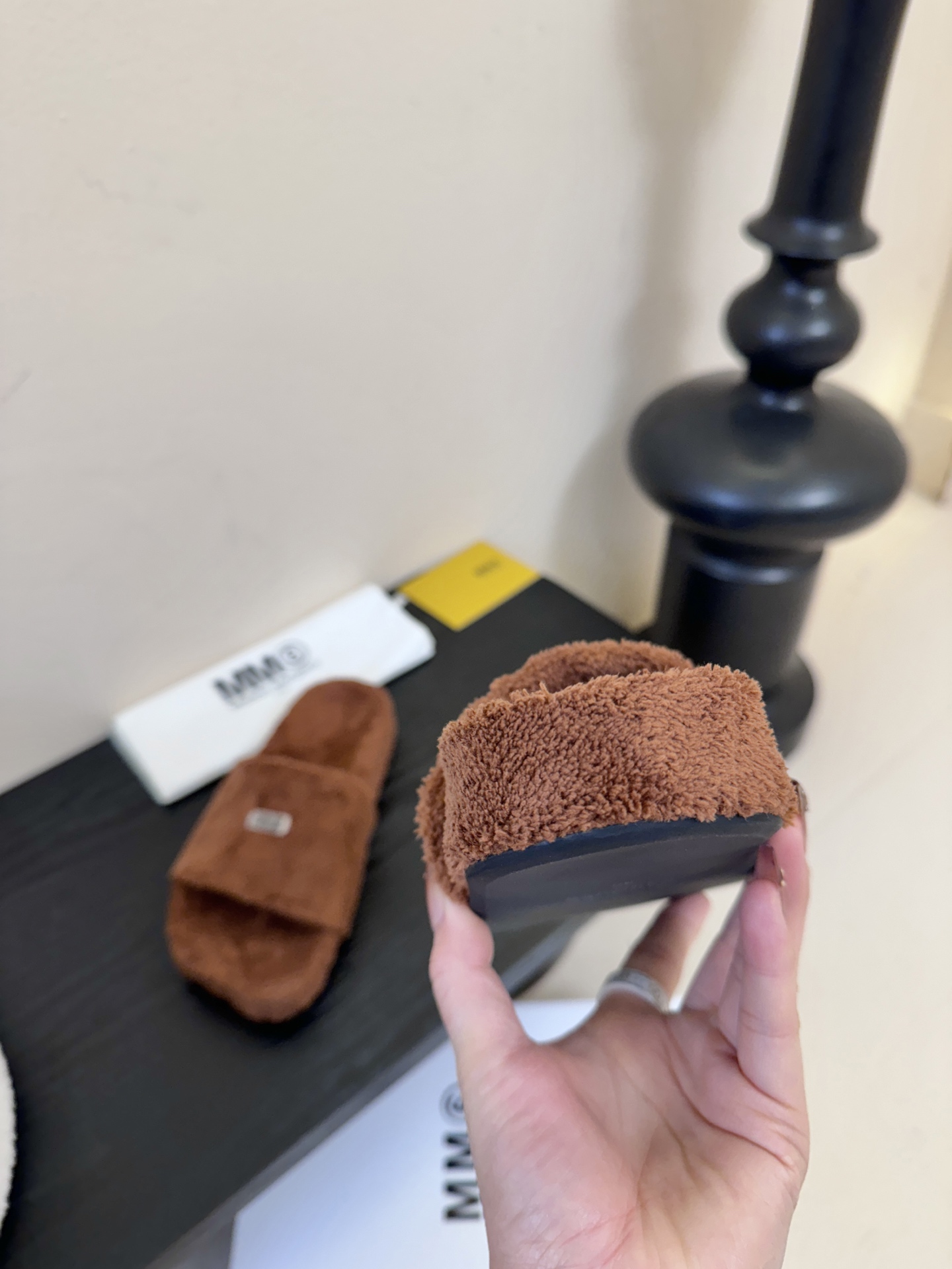 MM6新品休闲毛拖简约即王道 散发随性慵懒感 一脚蹬设计 轻松又自在 时髦精出街 宅家都可 拿捏松弛氛围