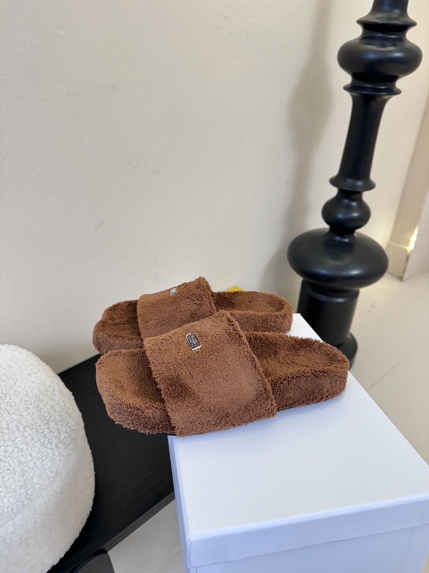 MM6新品休闲毛拖简约即王道 散发随性慵懒感 一脚蹬设计 轻松又自在 时髦精出街 宅家都可 拿捏松弛氛围