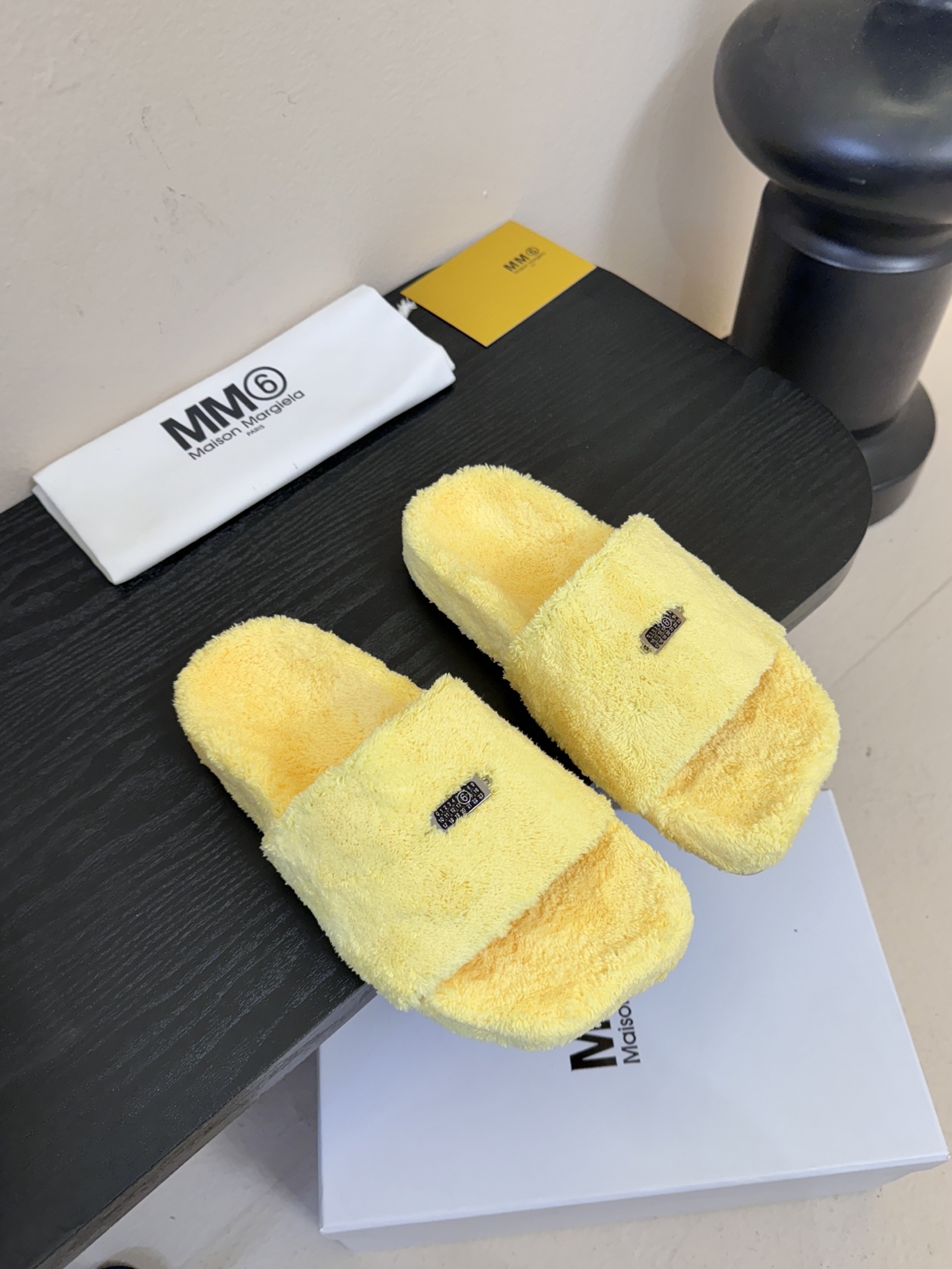 MM6新品休闲毛拖简约即王道 散发随性慵懒感 一脚蹬设计 轻松又自在 时髦精出街 宅家都可 拿捏松弛氛围