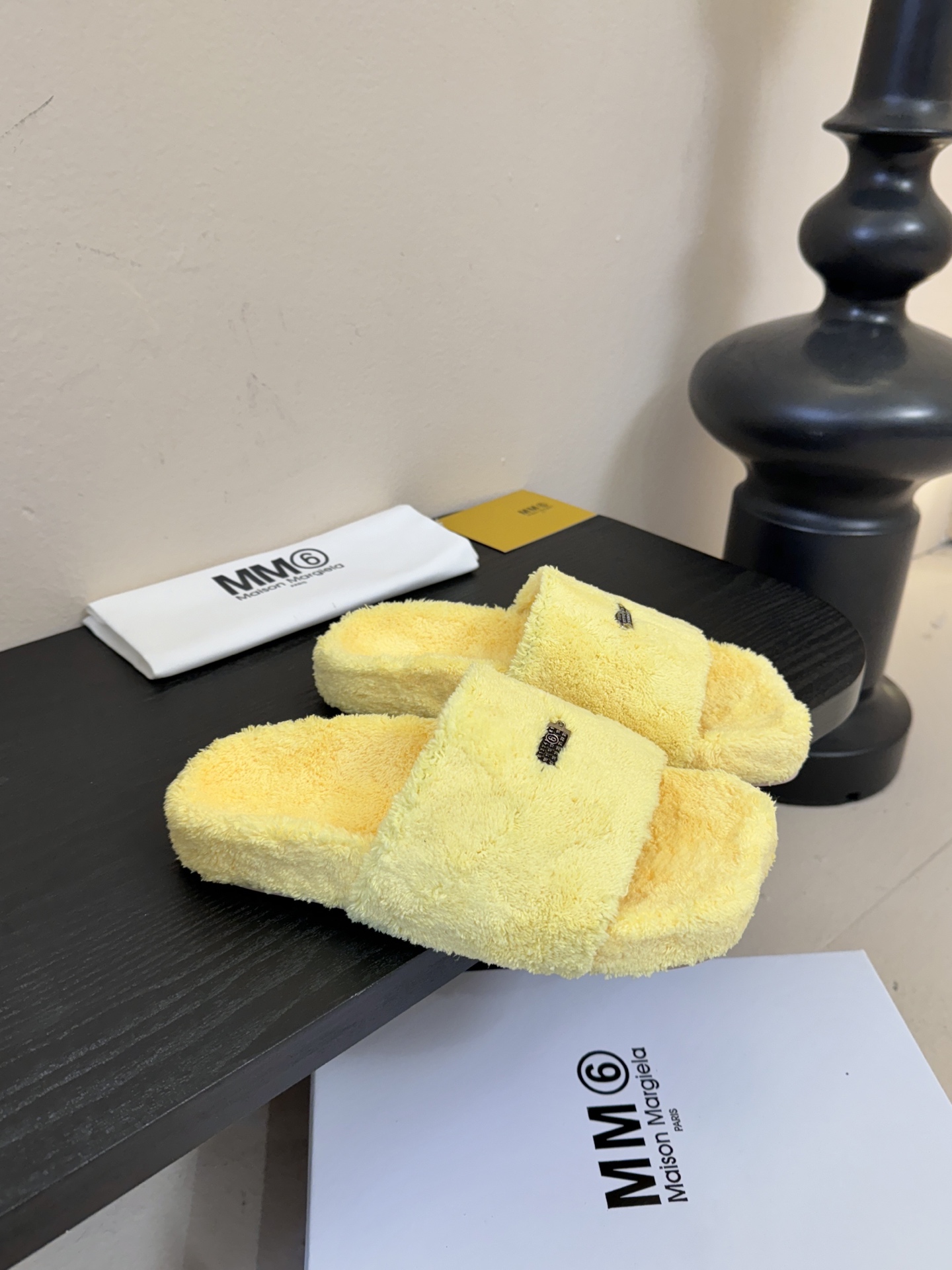 MM6新品休闲毛拖简约即王道 散发随性慵懒感 一脚蹬设计 轻松又自在 时髦精出街 宅家都可 拿捏松弛氛围