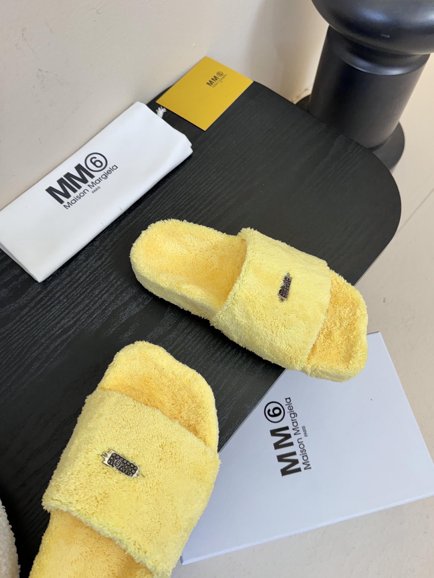 MM6新品休闲毛拖简约即王道 散发随性慵懒感 一脚蹬设计 轻松又自在 时髦精出街 宅家都可 拿捏松弛氛围